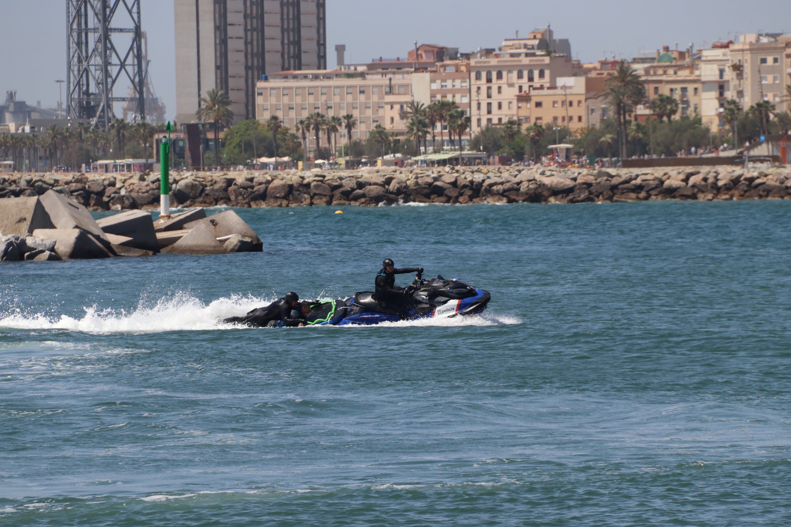 Un dels moments del simulacre d'atac terrorista que ha tingut lloc aquest dimarts al Port de Barcelona / Maria Asmarat (ACN)