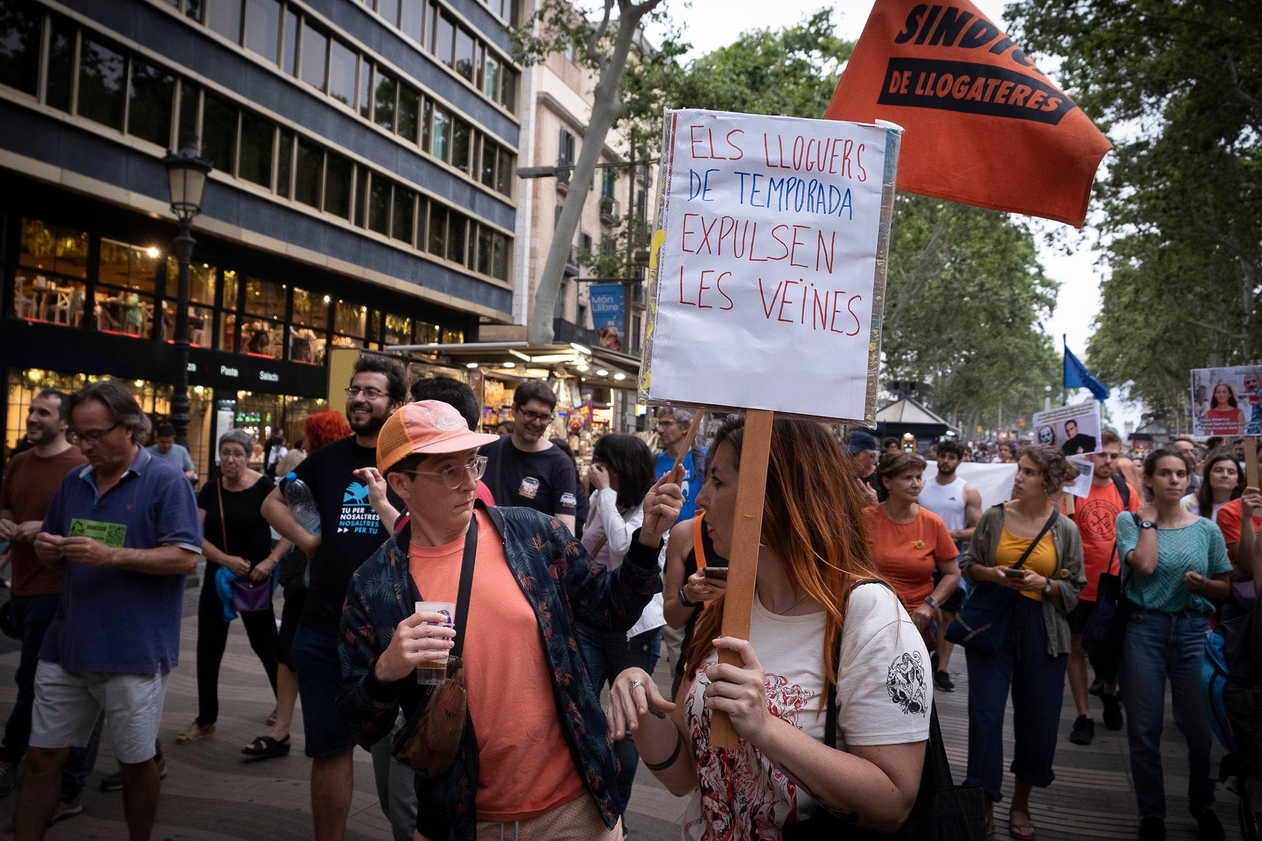 manifestació antisistema al centre de Barcelona contra el turisme i els preus dels lloguers dels habitatges.
08.06.2024, Barcelona
foto: Jordi Play