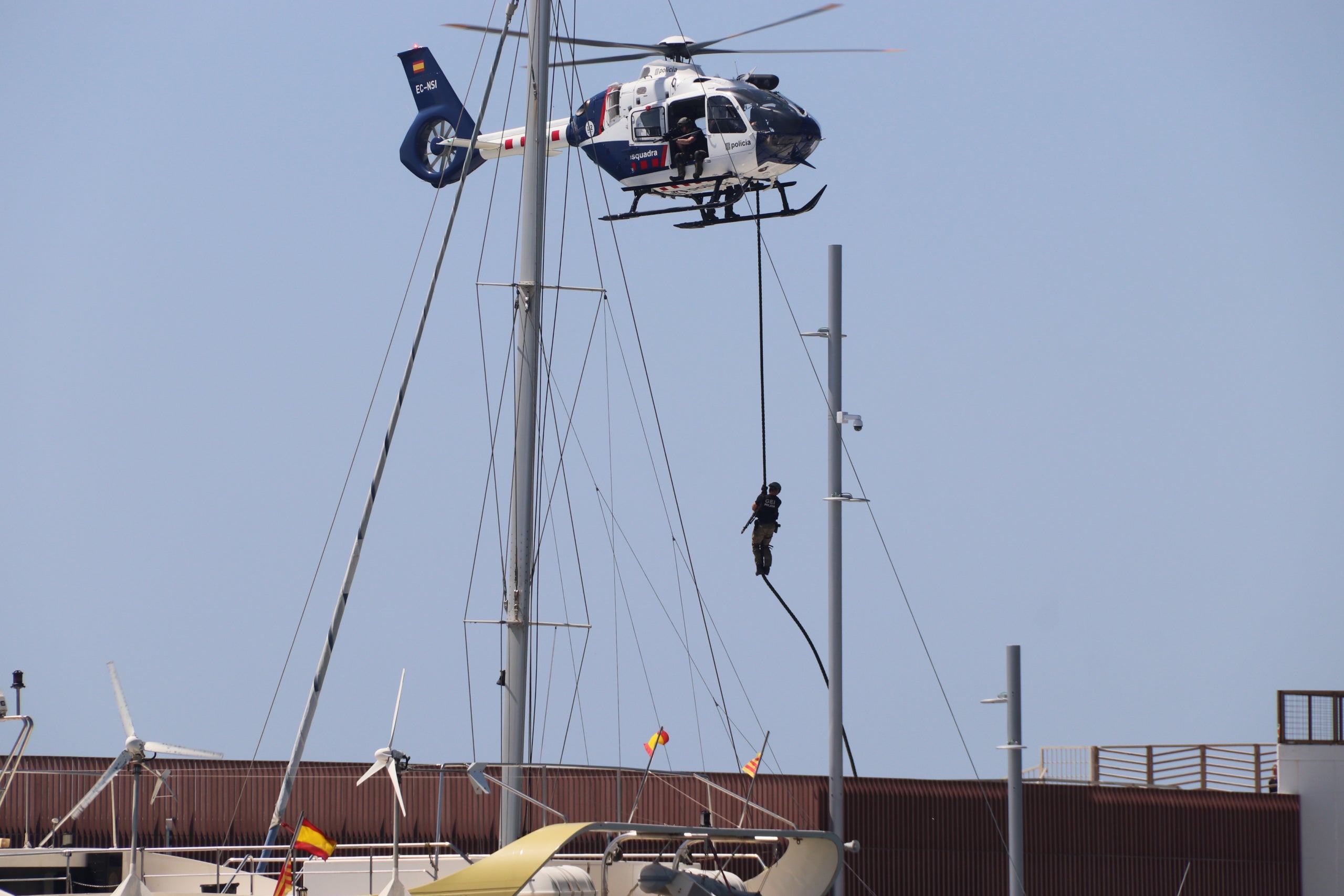 Un dels moments del simulacre d'atac terrorista que ha tingut lloc aquest dimarts al Port de Barcelona / Maria Asmarat (ACN)