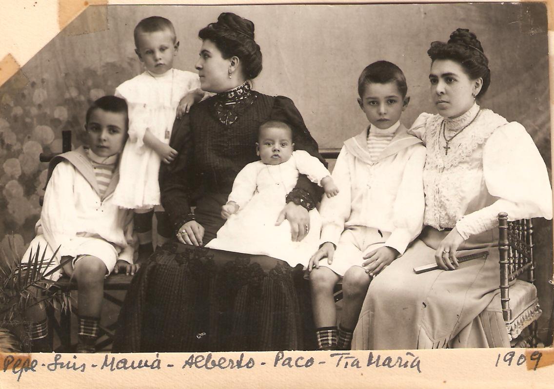 Josep Carreras Obrador, el primer infant per l'esquerra, en una fotografia familiar del 1909 / Foto extreta del blog de la família Carreras