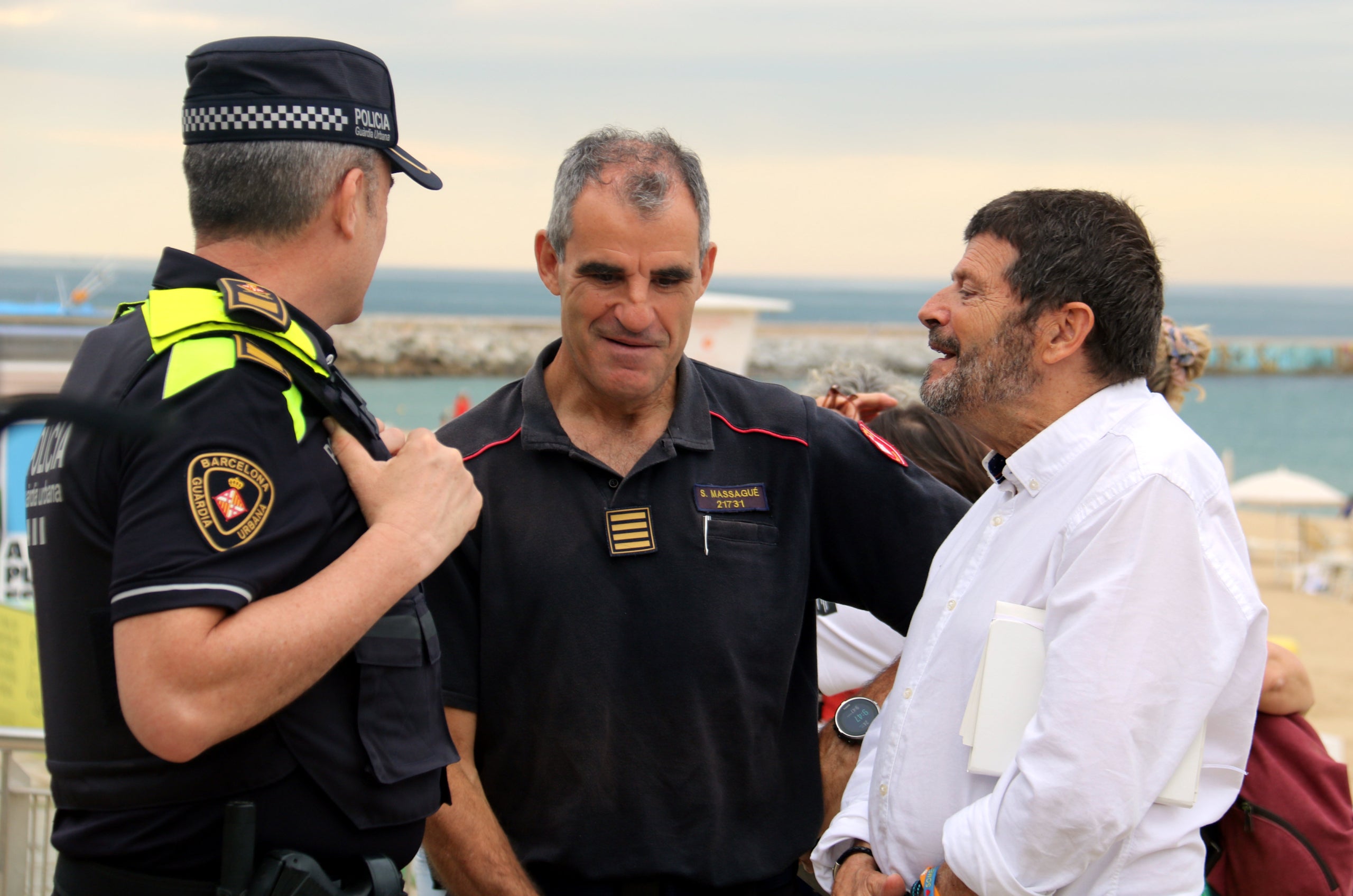 El tinent d'alcaldia de Seguretat de Barcelona, Albert Batlle, amb el cap dels bombers de la ciutat, Sebastià Massagué, i l'intendent major de la Guàrdia Urbana, Pedro Velázquez. | Pol Solà (ACN)