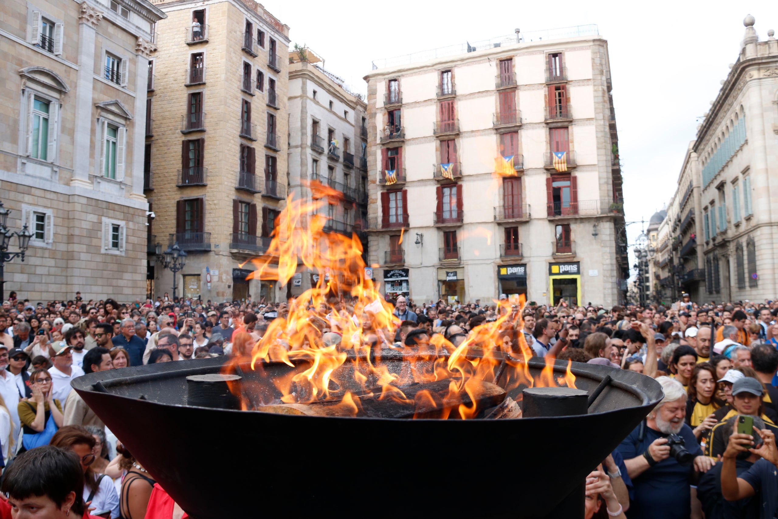 Peveter encès amb la Flama del Canigó a plaça Sant Jaume, Barcelona / ACN