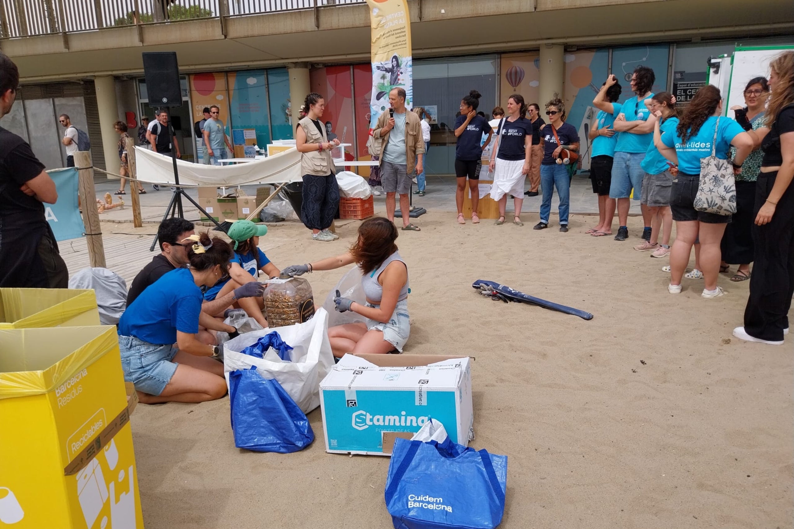 Voluntaris recollint plàstic a la platja de Barcelona / ACN