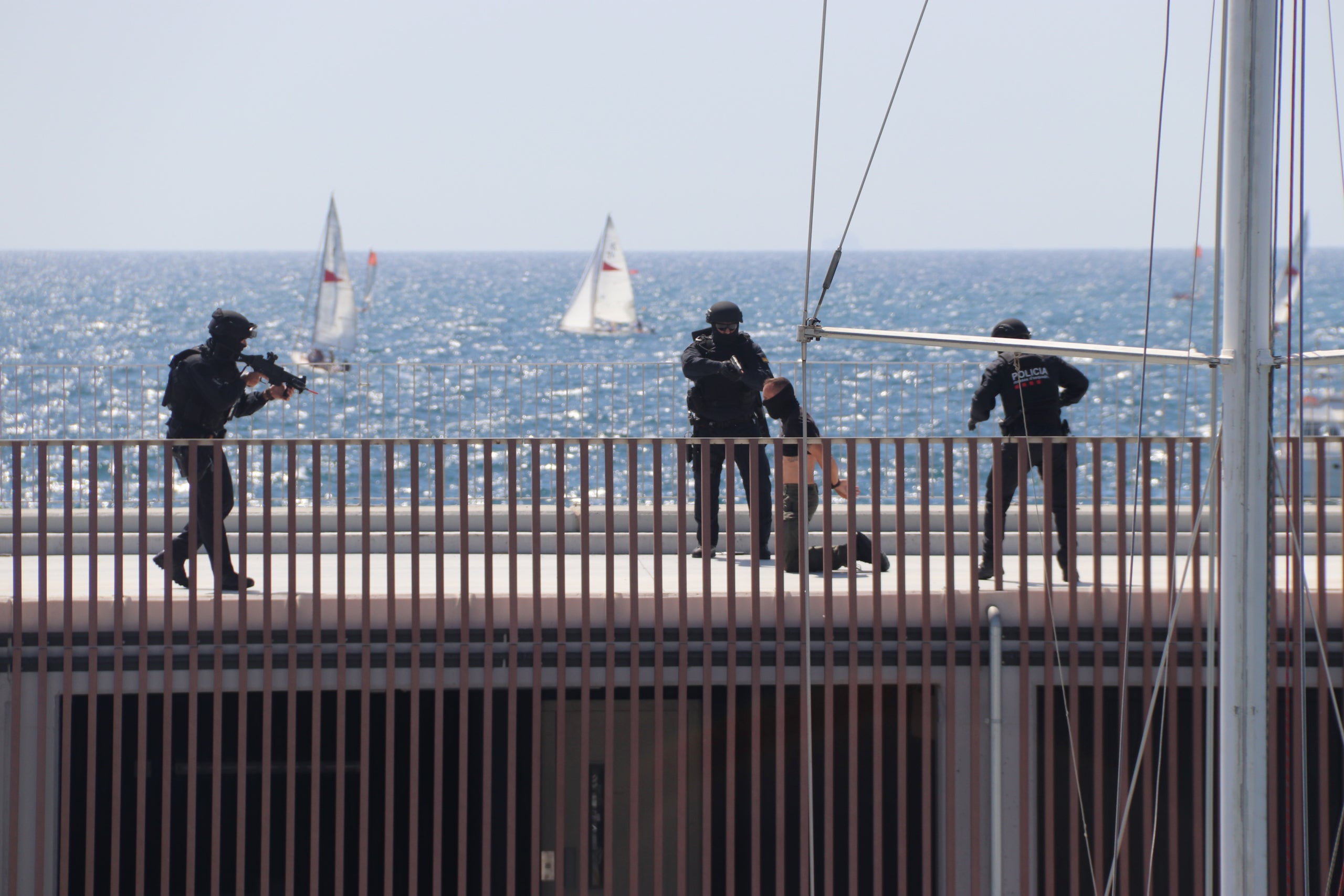 Un dels moments del simulacre d'atac terrorista que ha tingut lloc aquest dimarts al Port de Barcelona / Maria Asmarat (ACN)
