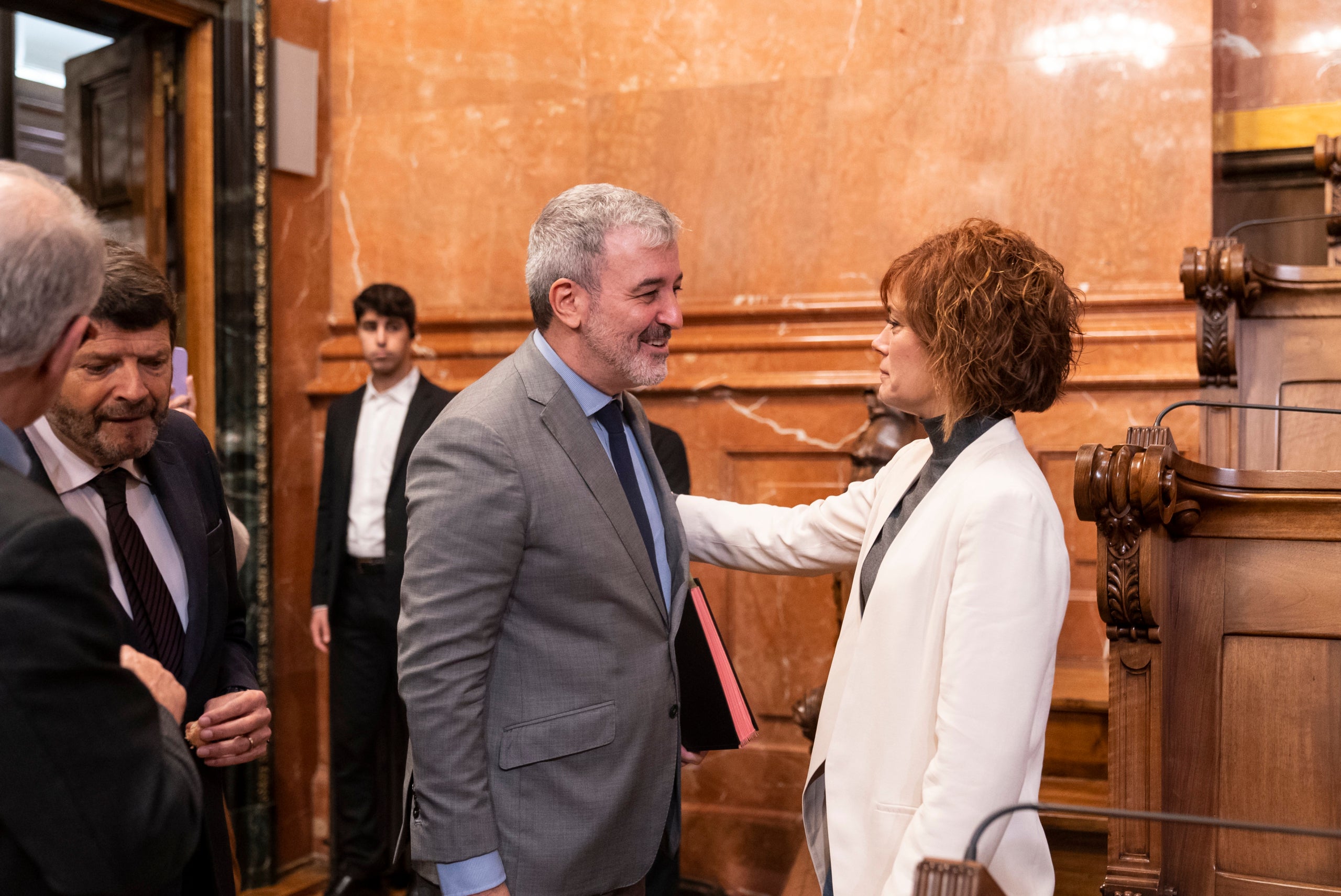 Jaume Collboni saluda Elisenda Alamany en un plenari de Barcelona / Ajuntament 