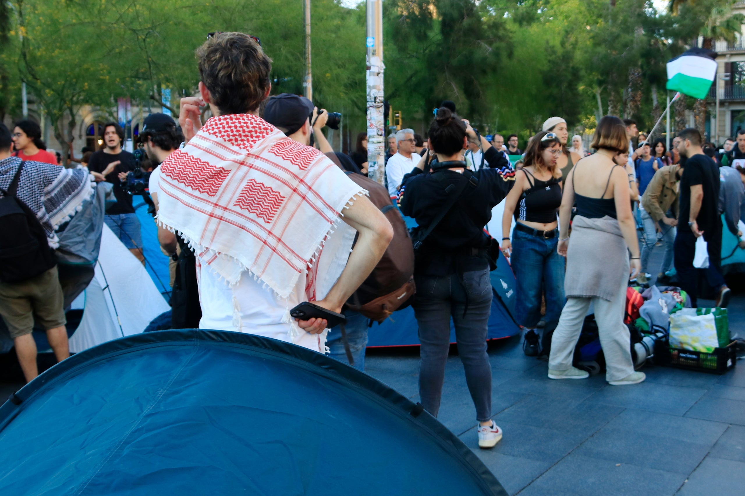 Acampada en suport de Palestina i per exigir el trencament de relacions amb Israel a la plaça Universitat de Barcelona / ACN
