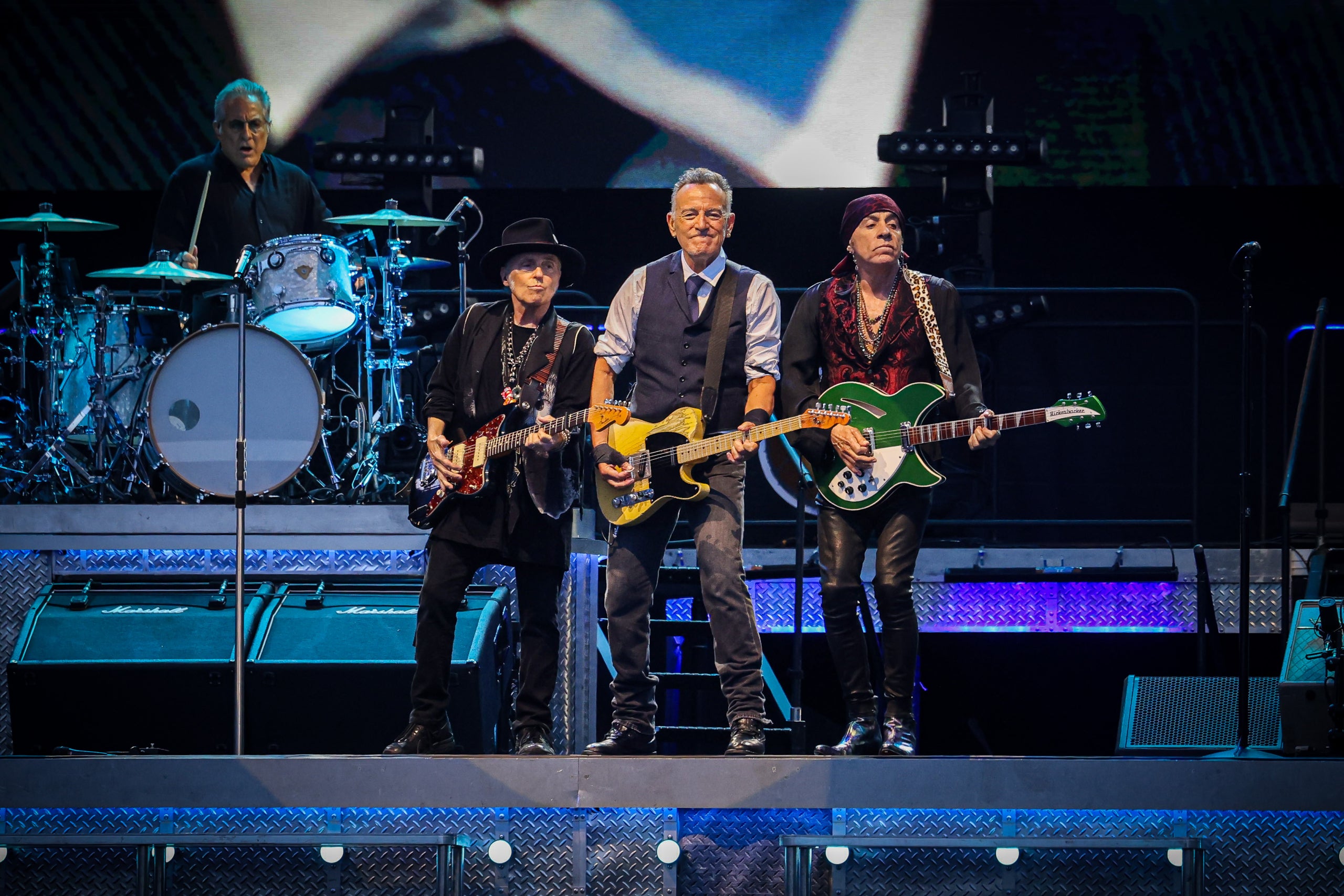Membres de la E Street band amb Bruce Springsteen durant el concert a l'Estadi Olímpic / Jordi Borràs ACN