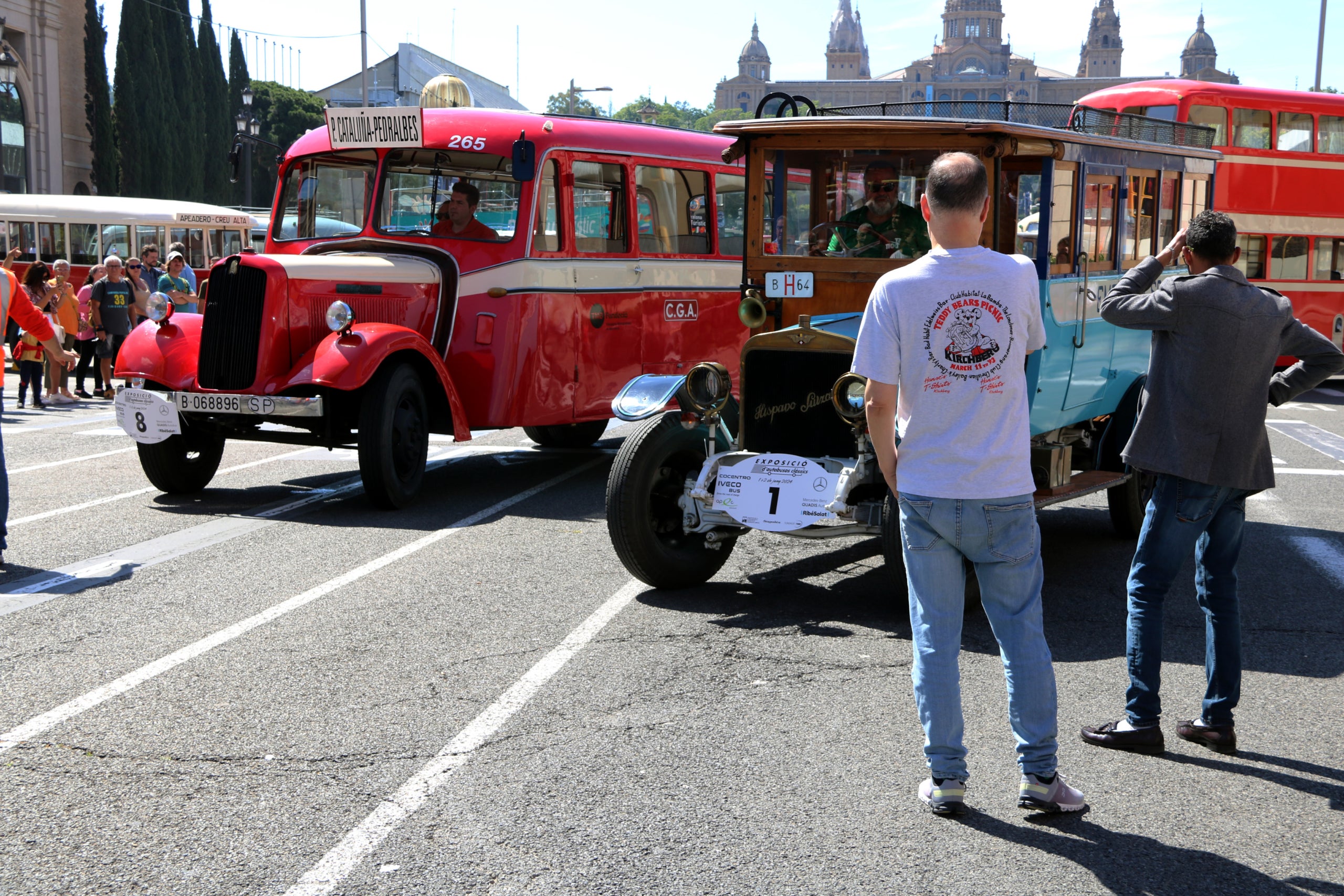 Imatge de dos visitants davant dels autobusos clàssics exposats a Barcelona / ACN