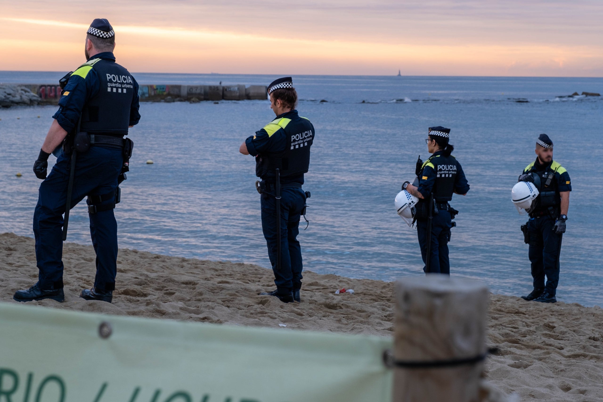 Agentes de la Guardia Urbana en la playa | Cedida a la ACN por Guardia Urbana