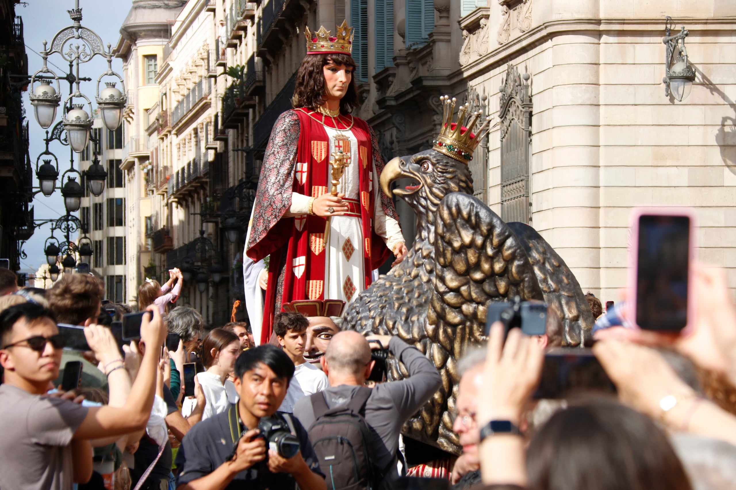 EL Águila y los Gigantes de Barcleona bailan a la llegada de la Llama del Canigó a plaza San Jaime, Barcelona / ACN