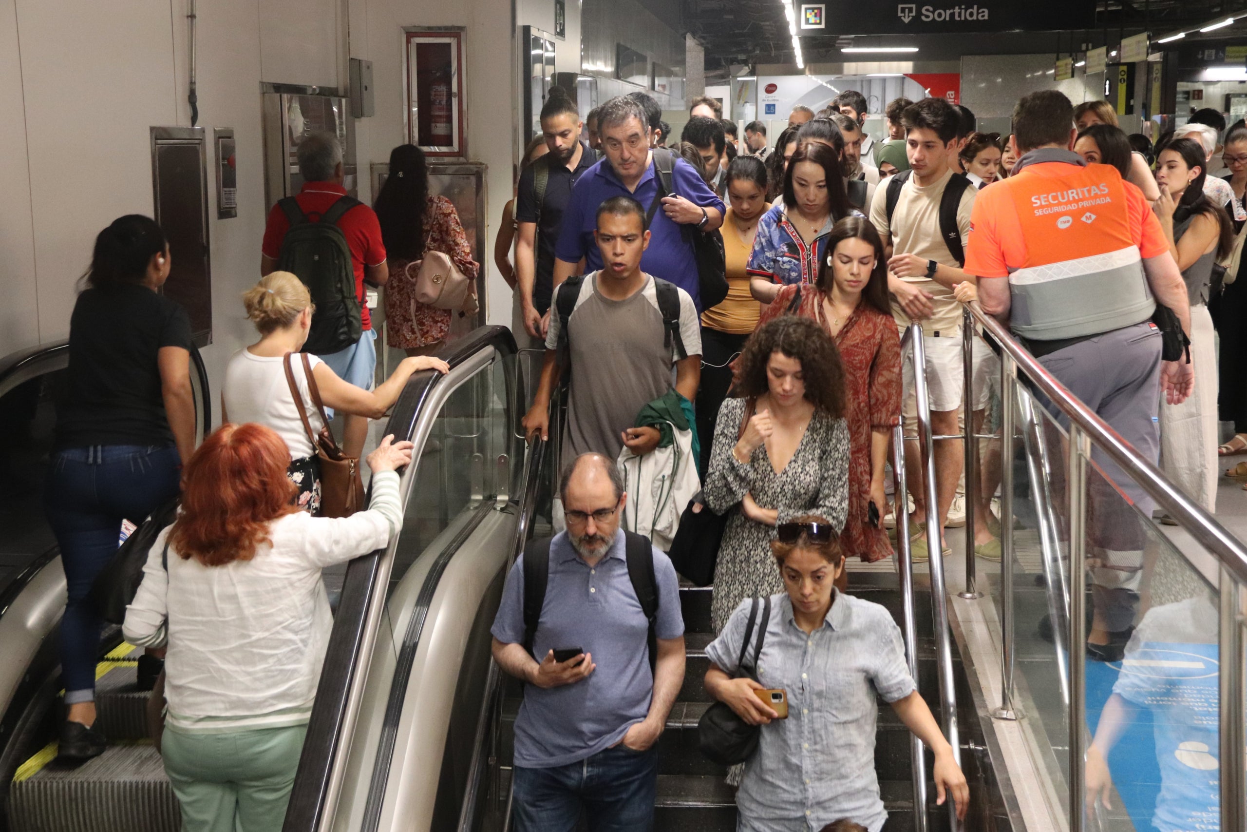 Aglomeracions al mero en el primer dia feiner amb talls per obres / Maria Asmarat (ACN)