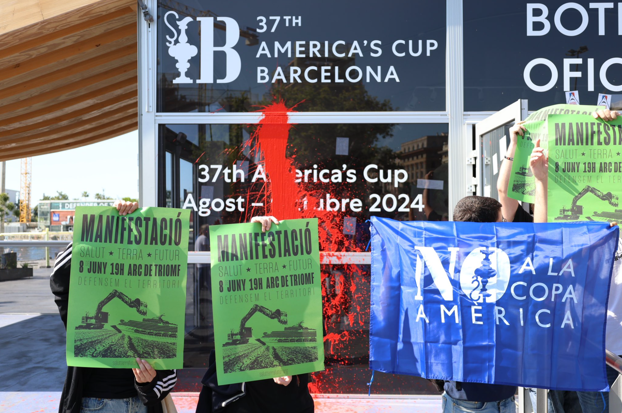 Activistes vandalitzen la botiga de la Copa Amèrica / Arran