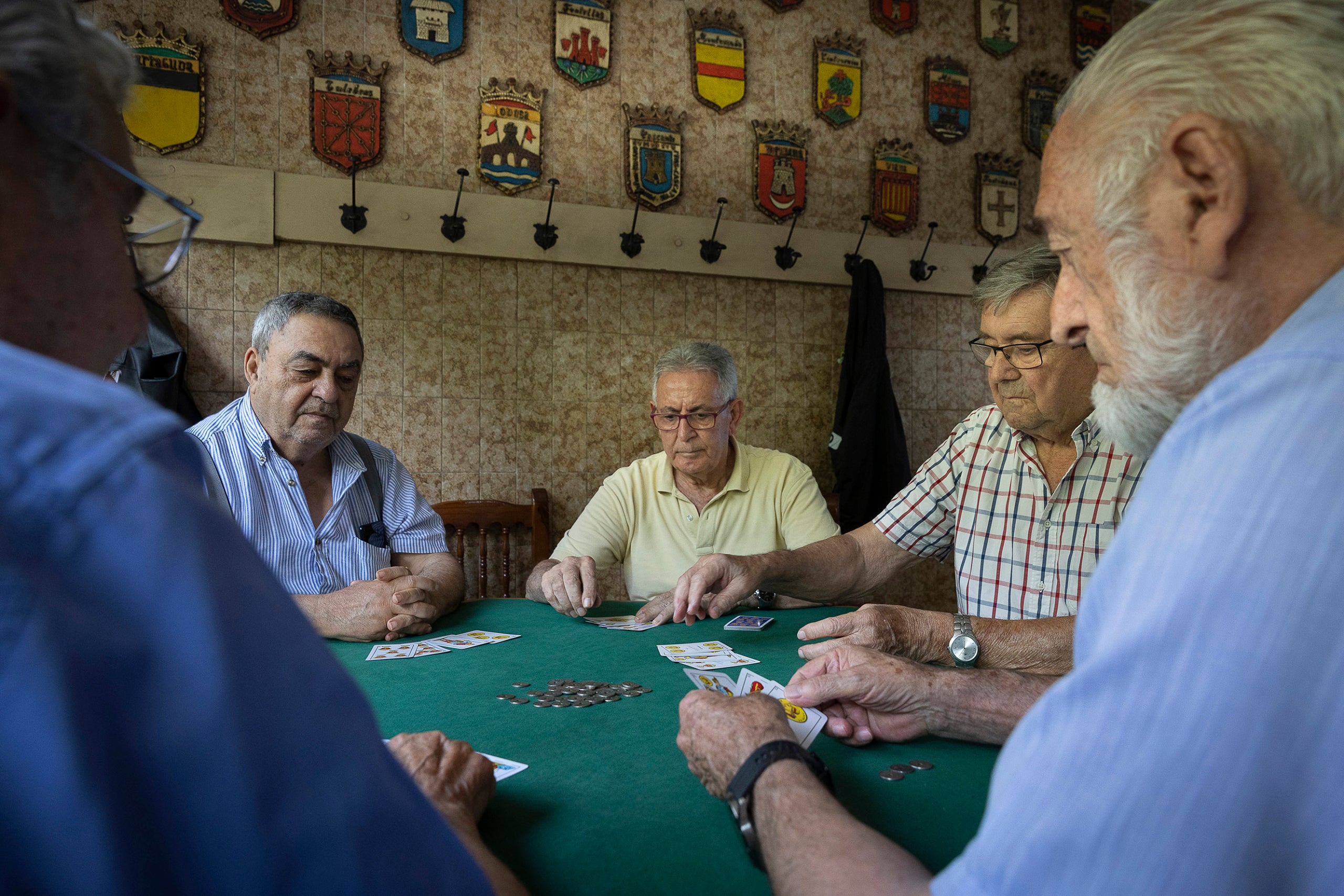 Un grup d'homes juga a La Casa dels Navarresos (al passeig Maragall) dies abans dels Sanfermines. Jordi Play
