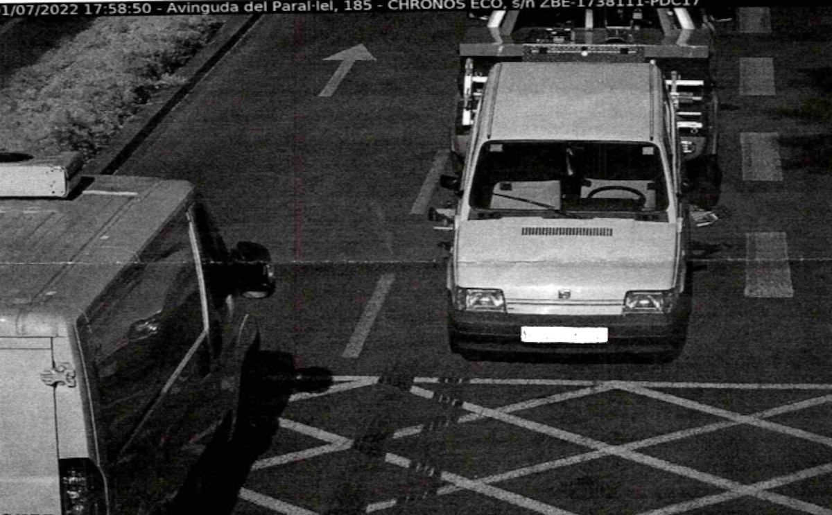 El cotxe multat mentre és remolcat per una grua municipal / Sindicatura de Greuges de Barcelona