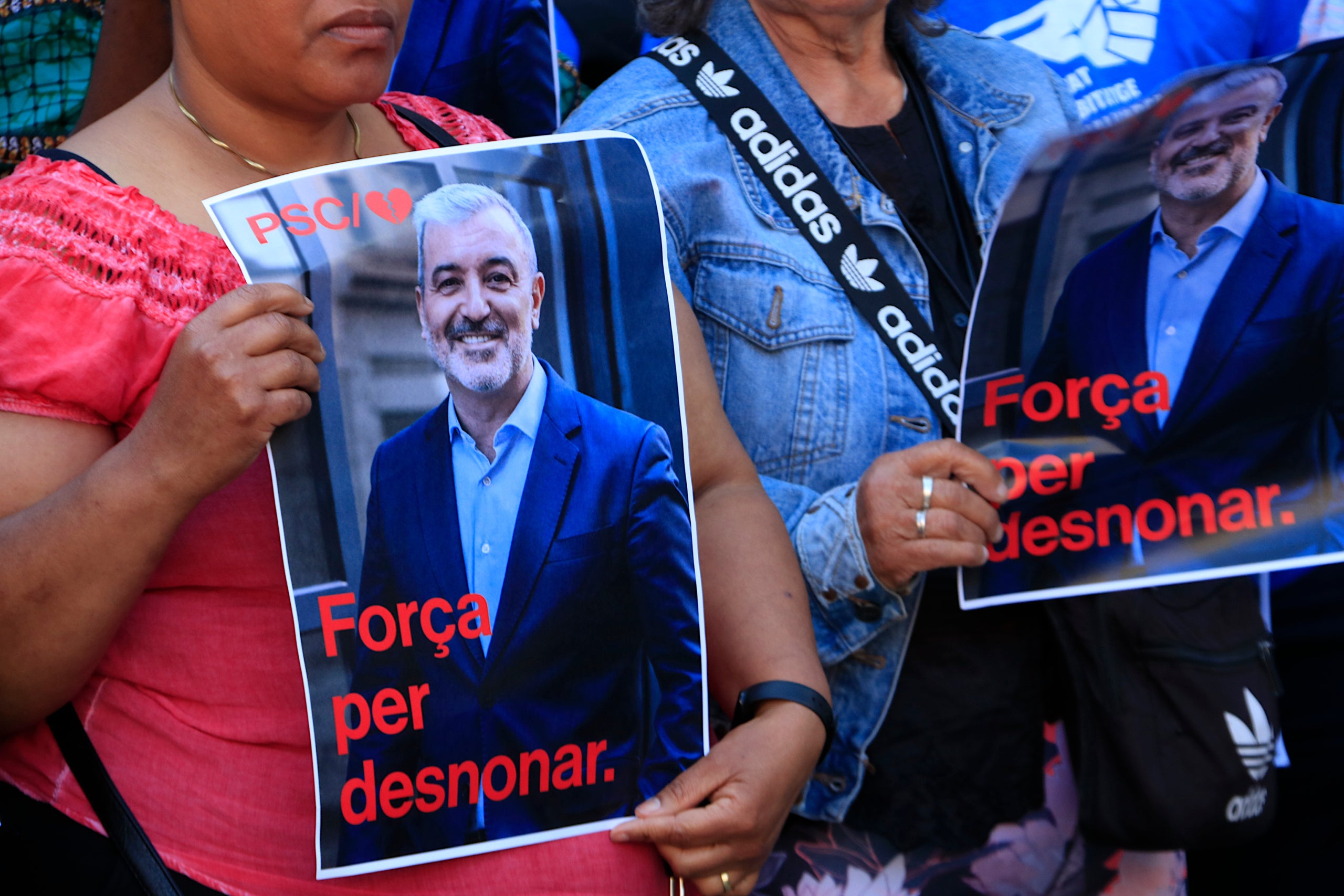 Una de les participants en la roda de premsa sostenint un cartell per denunciar les polítiques d'habitatge de Jaume Collboni / ACN