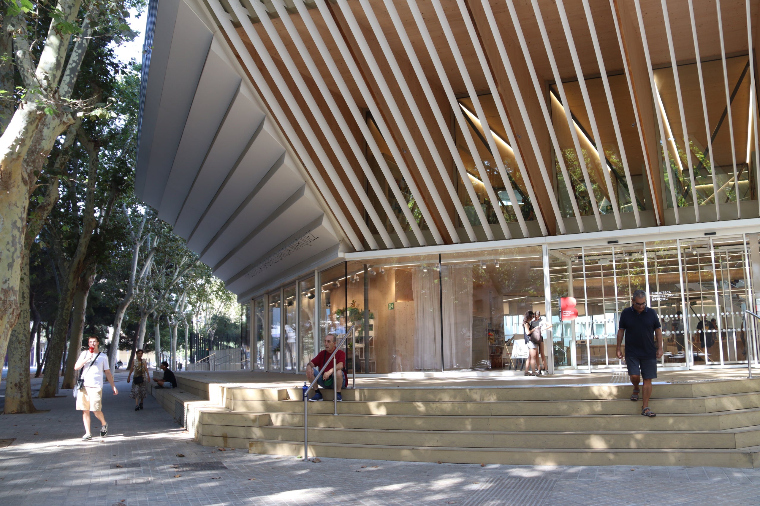 Exterior de la biblioteca García Márquez, situada a la Verneda | Maria Pratdesaba (ACN)