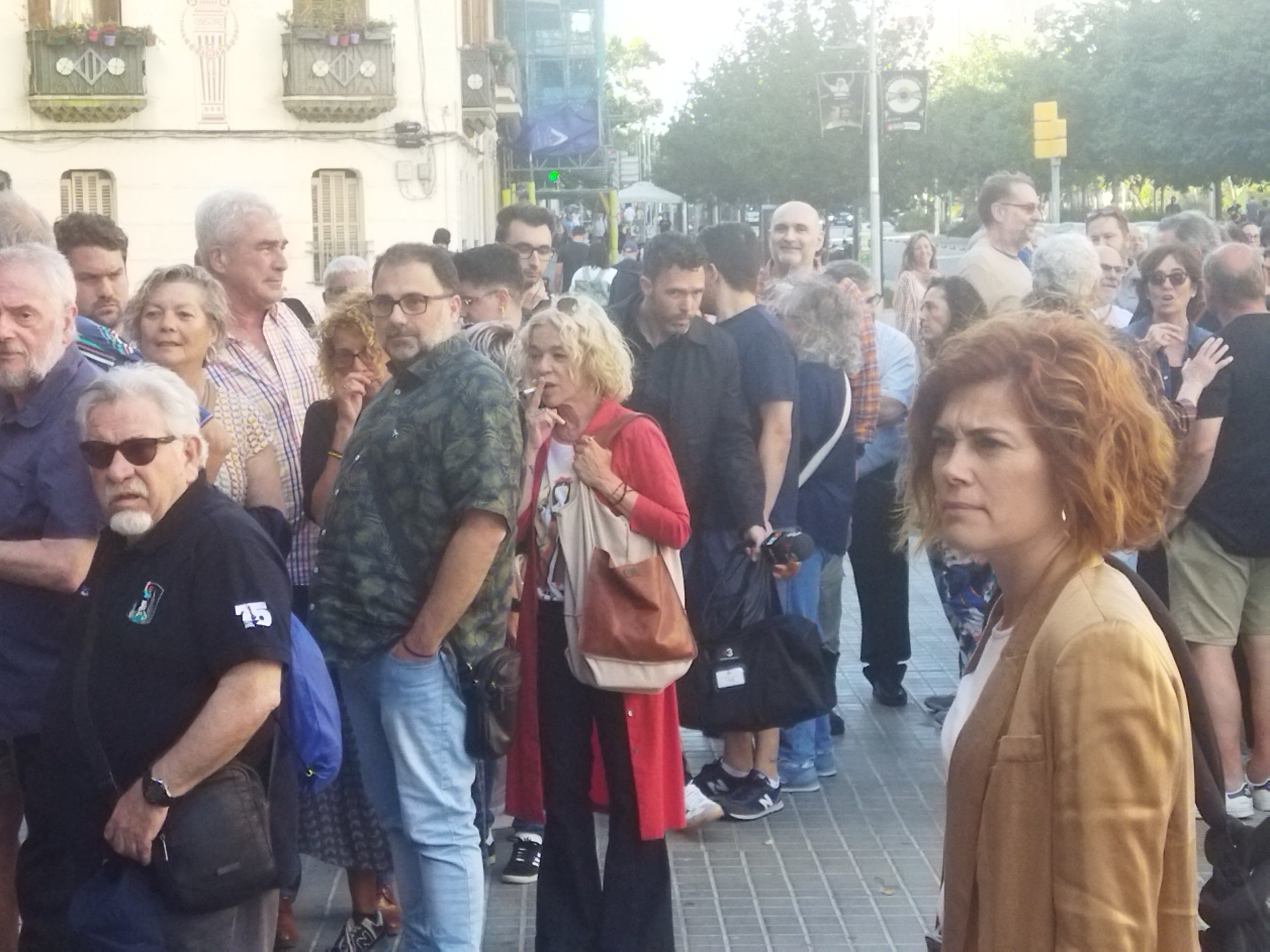 Militants d'ERC, i la cap de files municipal, Elisenda Alamany, abans d'entrar al Congrés Extraordinari JORDI SUBIRANA