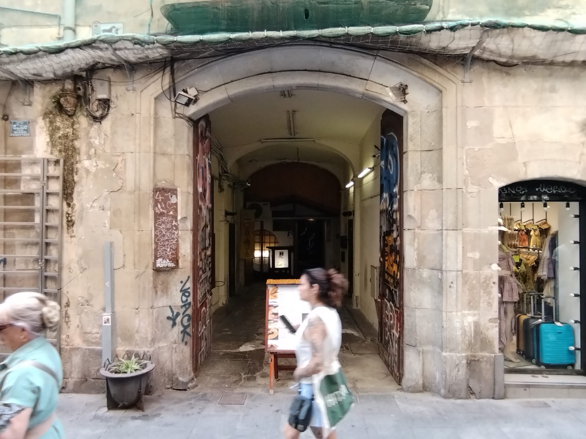 Entrada al restaurant Tokyo Sushi, del Gòtic, un antic palau del segle XVII / Jordi Subirana
