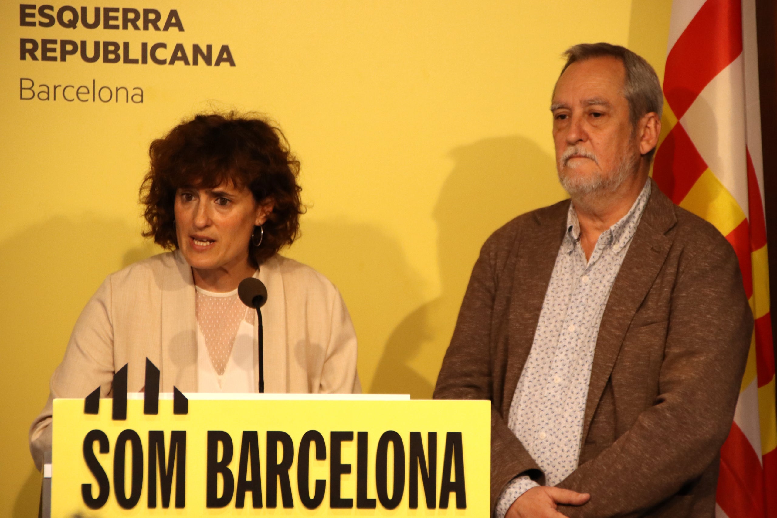 La regidora Eva Baró, que encapçalarà la llista oficialista a la Federació de Barcelona d'ERC, en un acte amb l'edil Jordi Coronas 