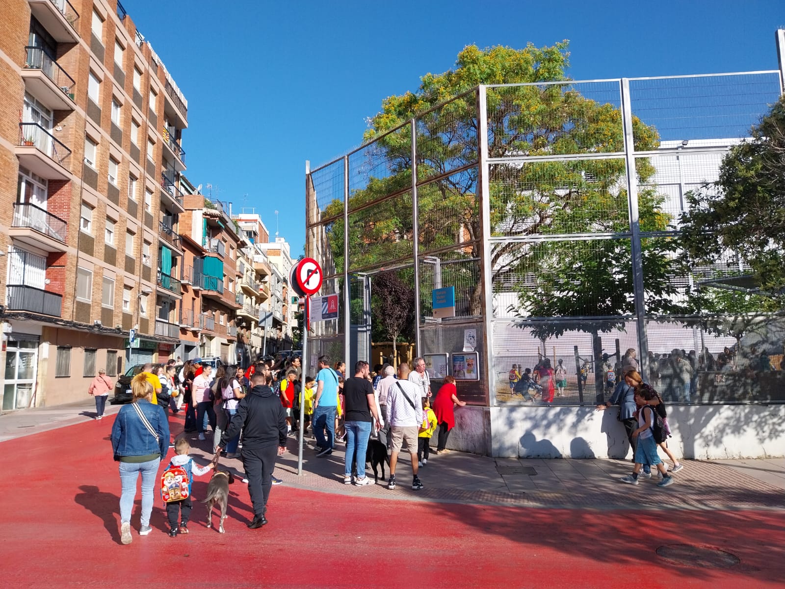 Entrada de l'escola Víctor Català, a Nou Barris / Cedida