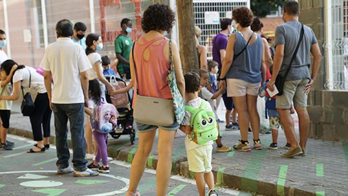 Famílies amb infants a les portes d'una escola de Barcelona / Ajuntament