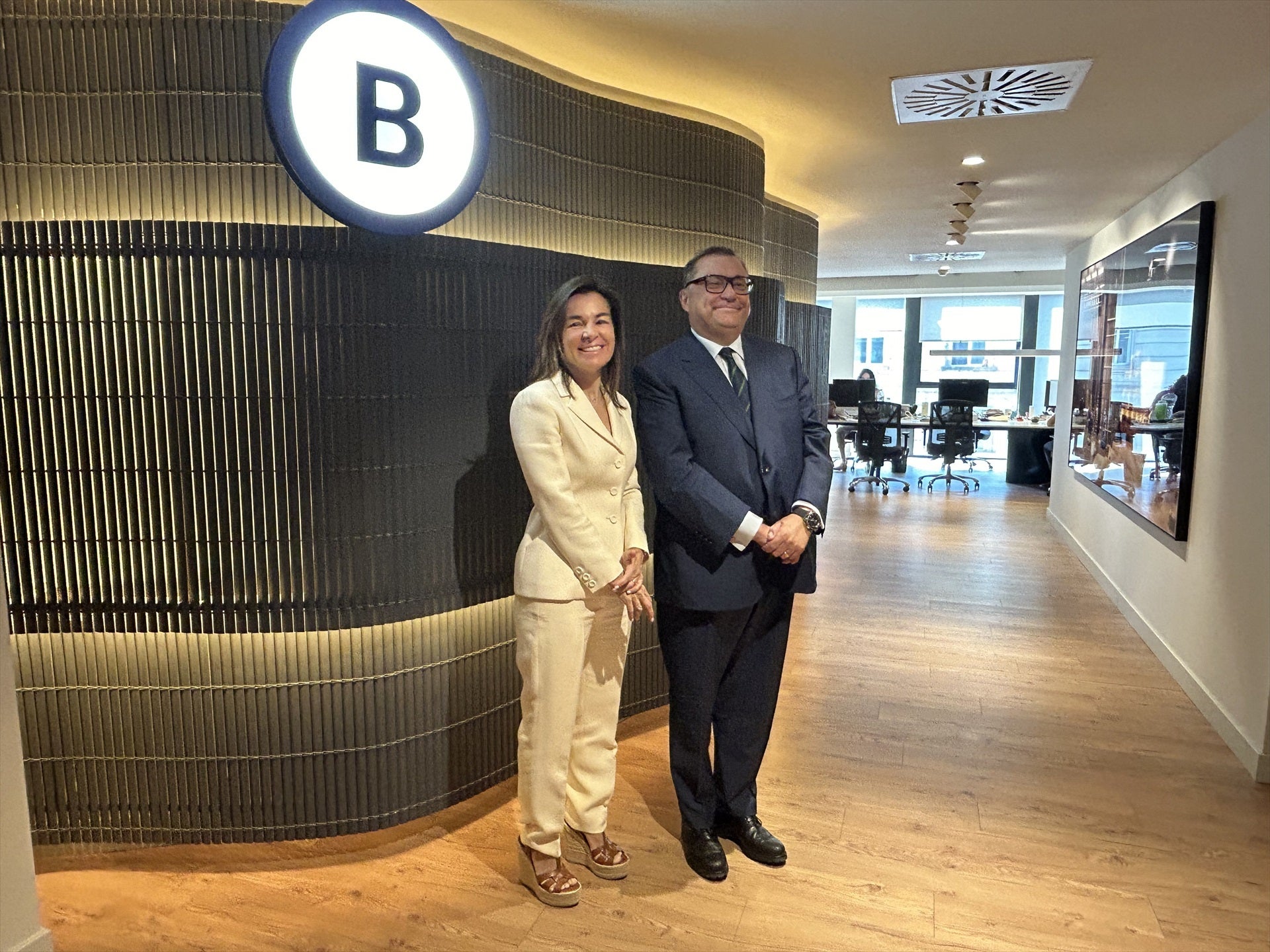 El president de Barcelona Global, Ramon Agenjo, amb la seva predecessora, Maite Barrera / EP