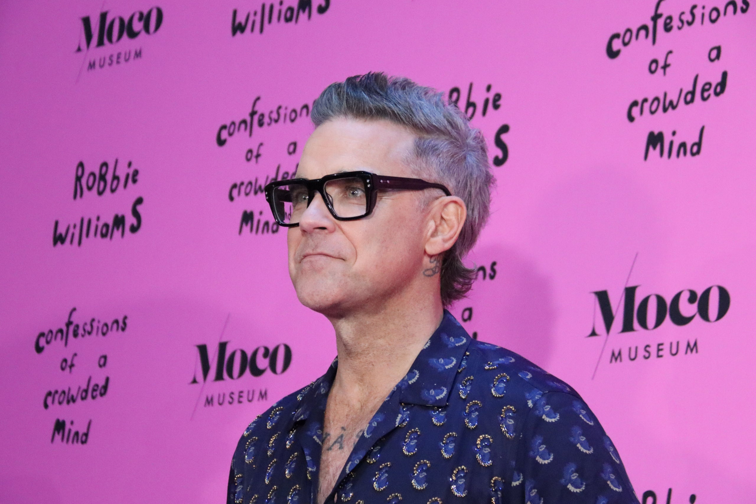 L'artista i cantant Robbie Williams durant la presentació de la seva exposició a Barcelona / ACN