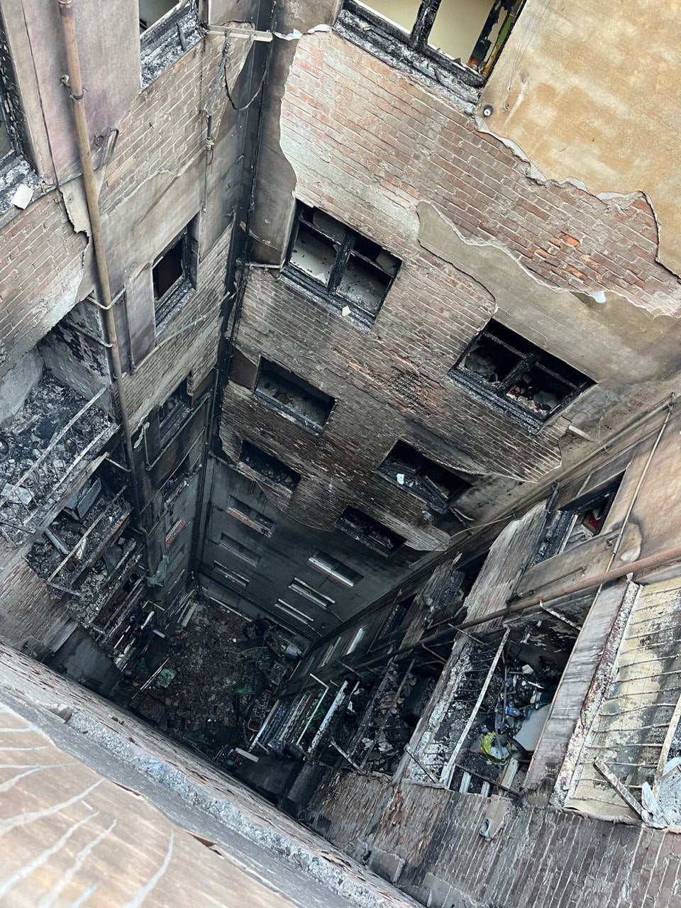 El pati de llums de l'edifici del carrer de la Indústria afectat per l'incendi / Bombers de Barcelona