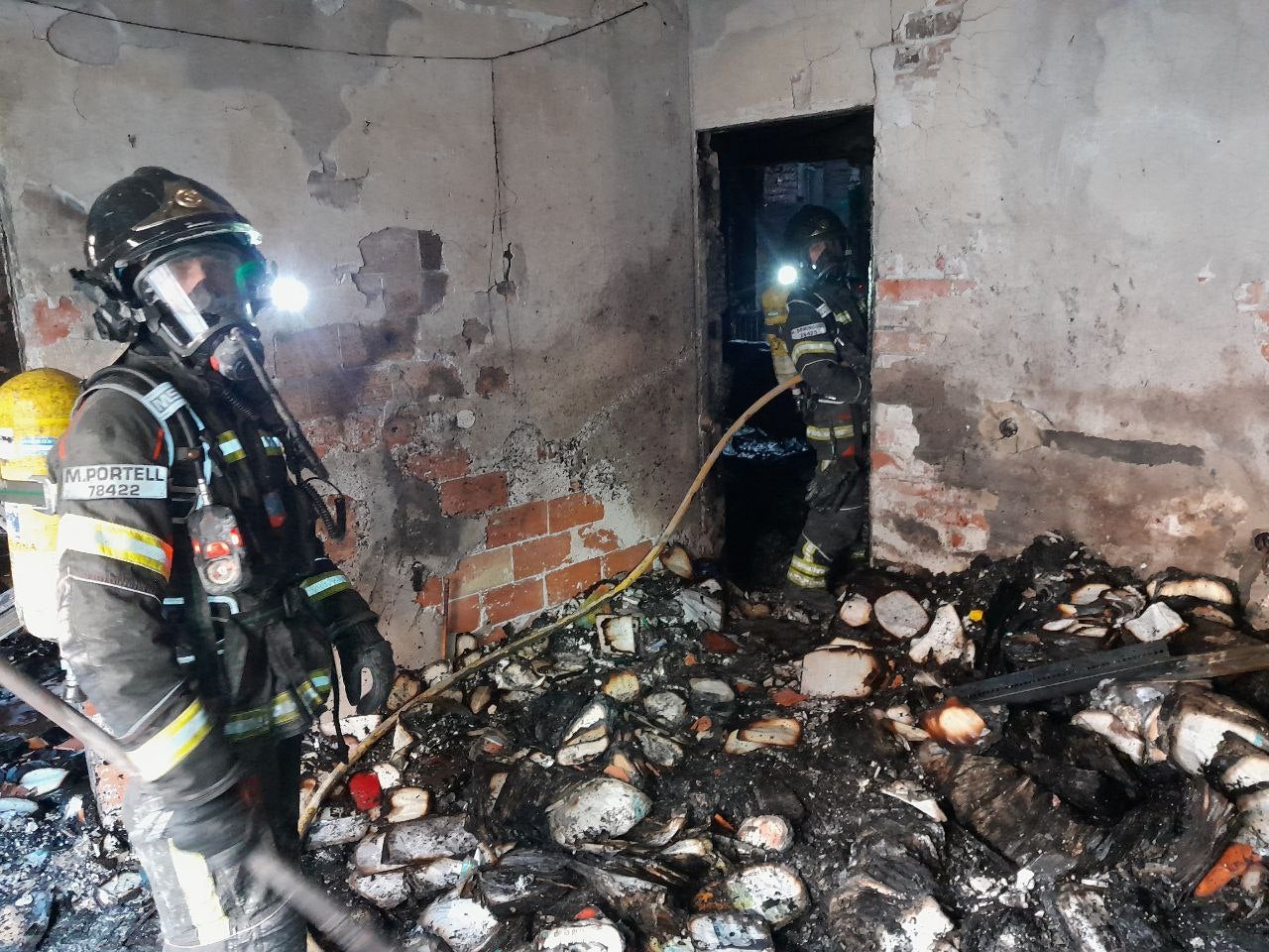 Un dels habitatges del carrer de la Indústria destrossats per l'incendi / Bombers de Barcelona
