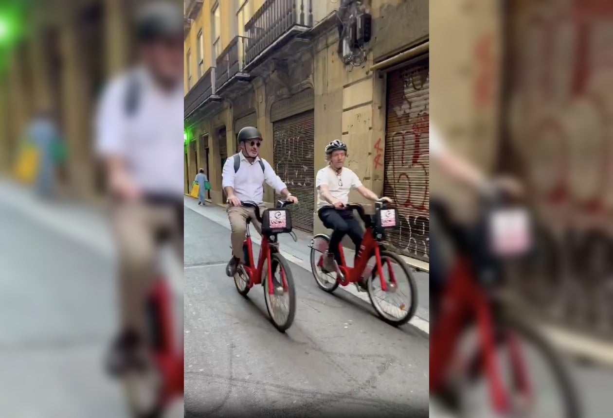 Fregament del vídeo en què Collboni va en bici pel carrer d'Avinyó 