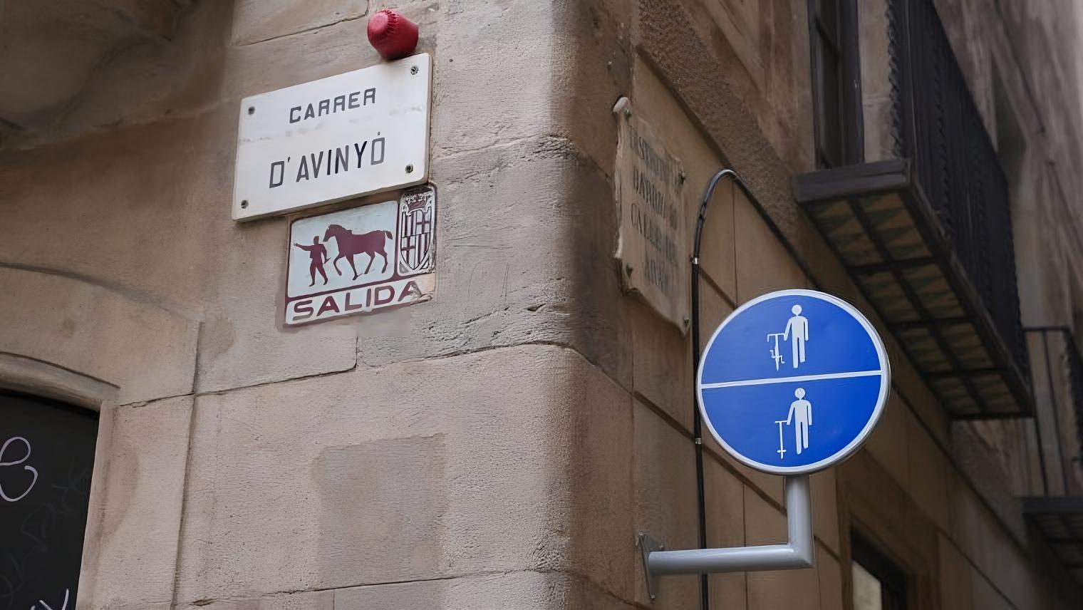 L'Ajuntament obliga a baixar de la bici en aquest carrer de Ciutat Vella / Ajuntament 