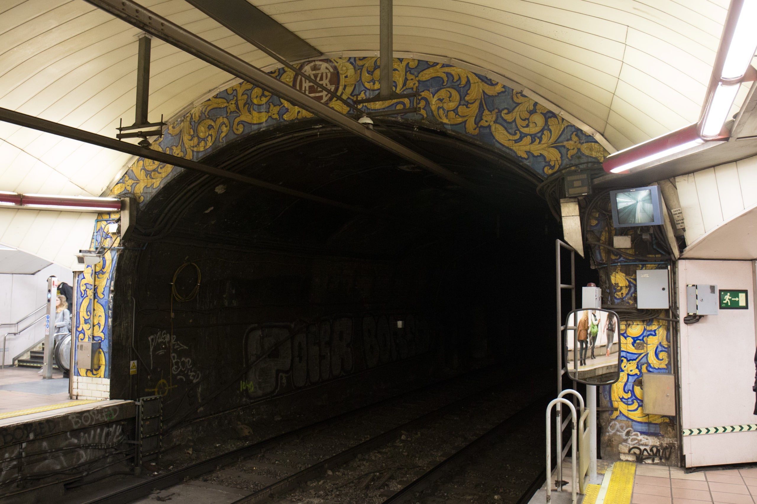 El mural cerámico de la estación de Fontana de la línea L3 del metro / Ayuntamiento