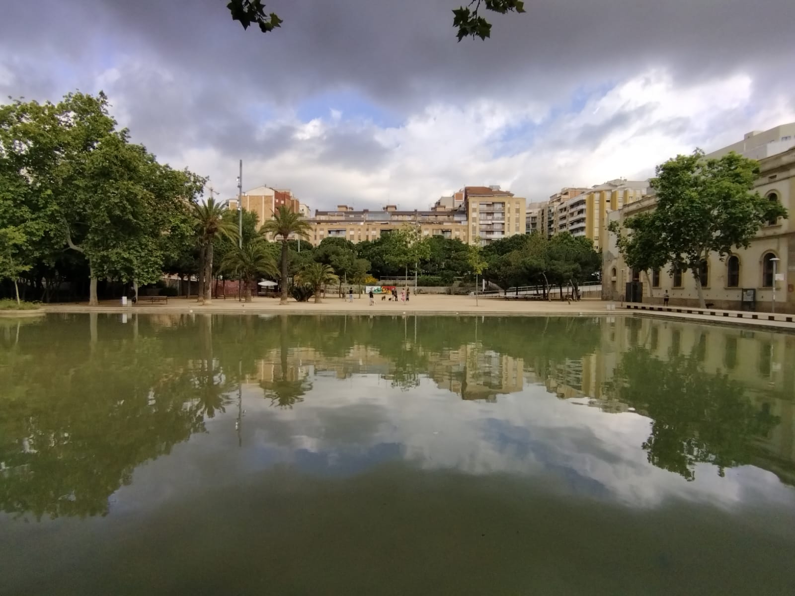 El lago de los jardines del Baix Guinardó, donde se hará el mercado provisional de l'Estrella / Jordi Subirana 