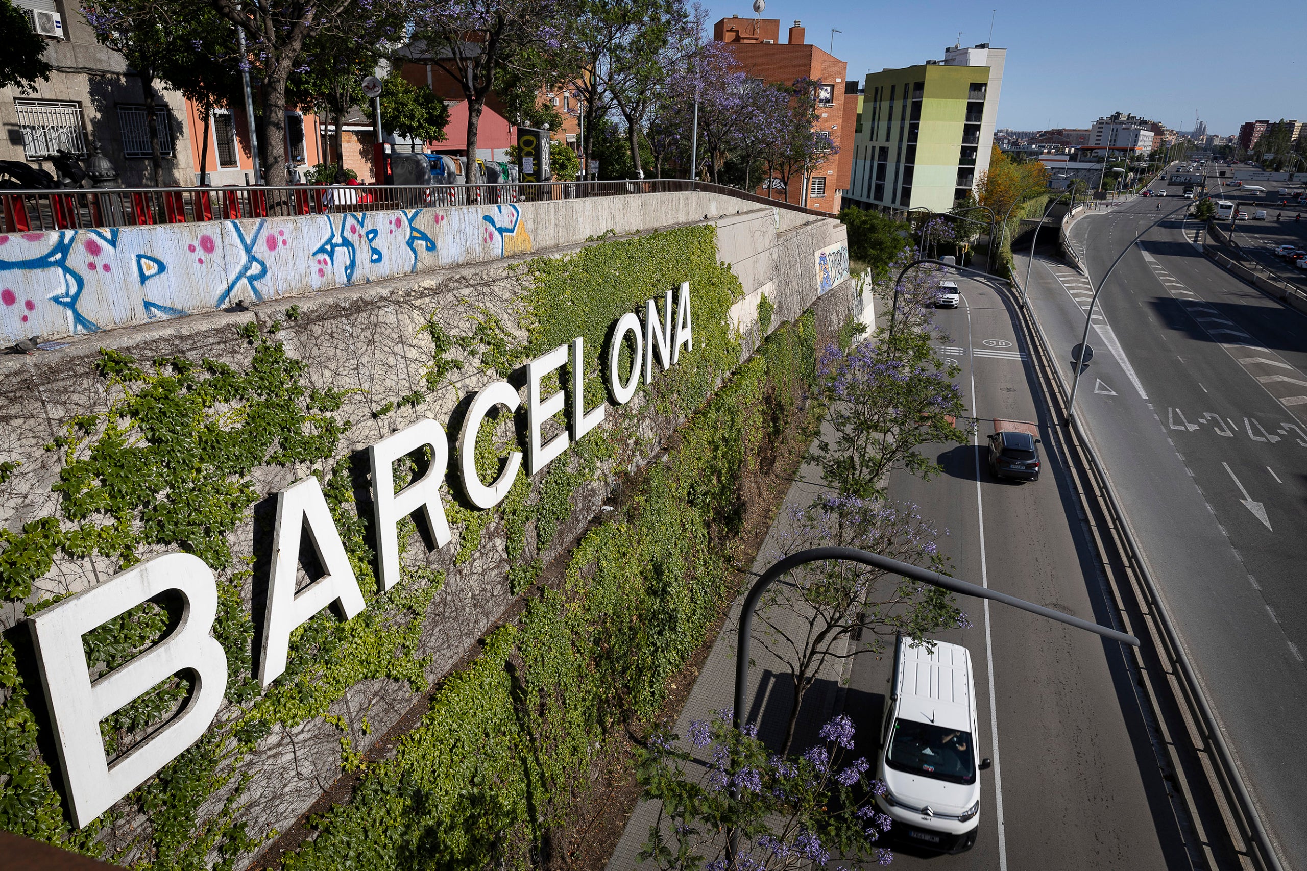 Rètol de Barcelona, a l'entrada nord de la ciutat, a l’altura del Pont de Sarajevo, que uneix Trinitat Vella (Nou Barris) i Trinitat Nova (Sant Andreu) / Jordi Play