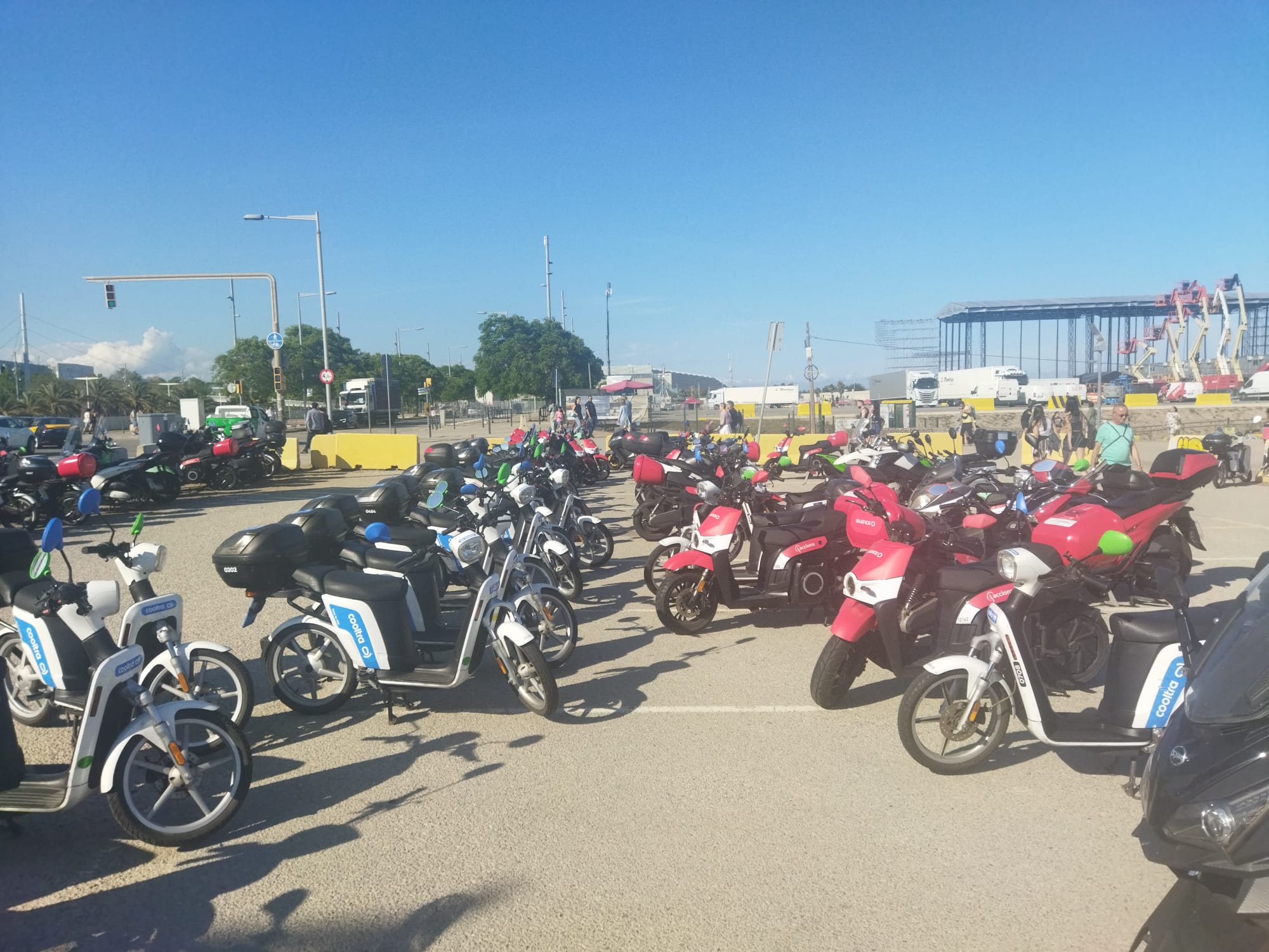 Desenes de vehicles de 'motosharing' estacionat en un solar a tocar del Fòrum, durant el Primavera Sound / Jordi Subirana