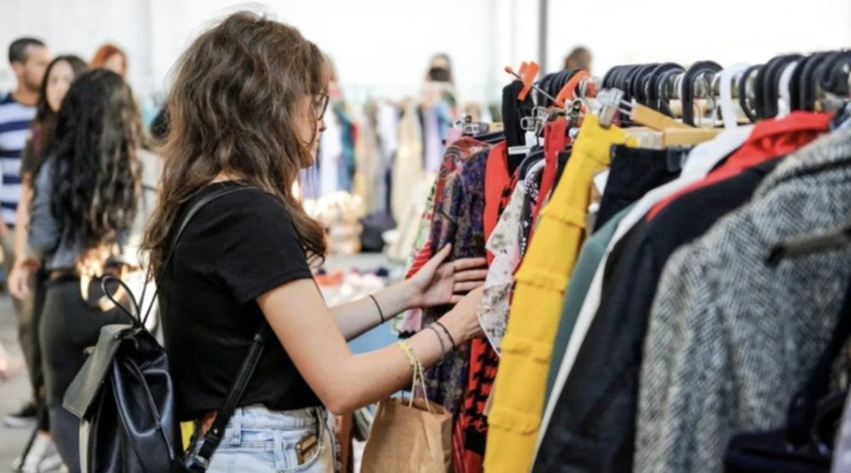 Una clienta en un mercat de roba 'vintage' de Barcelona / Ajuntament