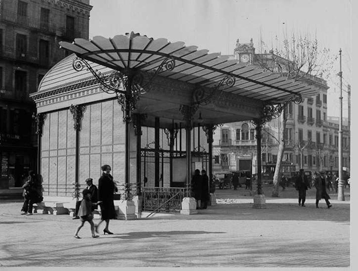 L'aspecte que tenia l'accés exterior a l'estació d'Urquinaona del metro després de la seva inauguració / Arxiu TMB.
