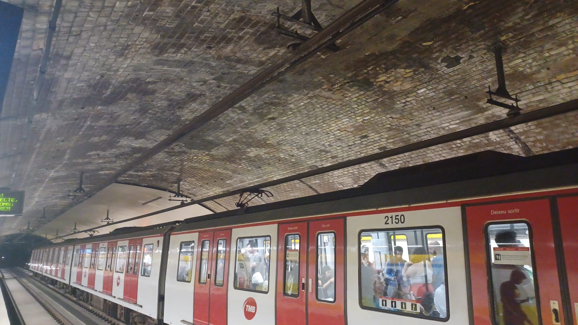El sostre original de l'estació d'Urquinaona del metro que ha quedat al descobert amb la retirada del fals sostre / Cedida per Manuel Marina