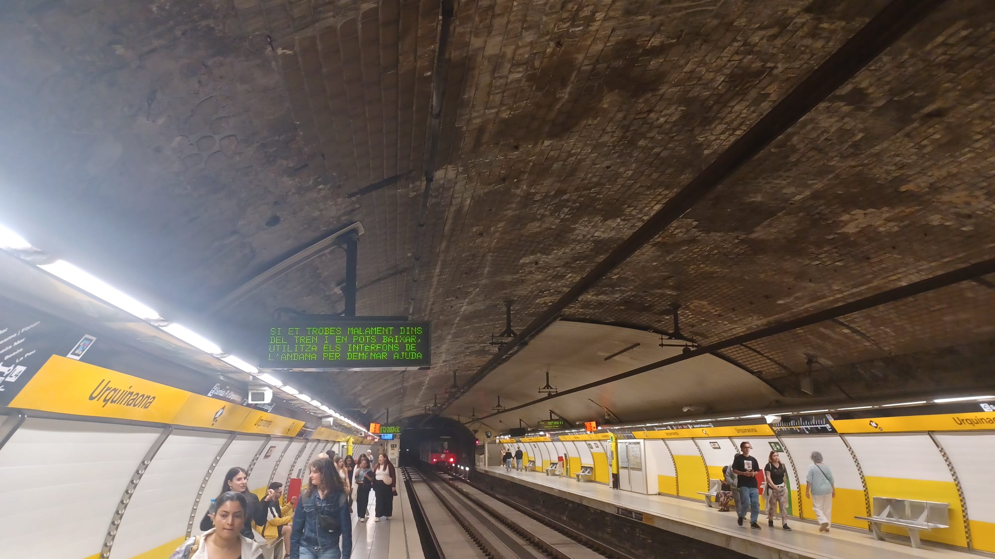 El sostre original de l'estació d'Urquinaona del metro que ha quedat al descobert amb la retirada del fals sostre / Cedida per Manuel Marina