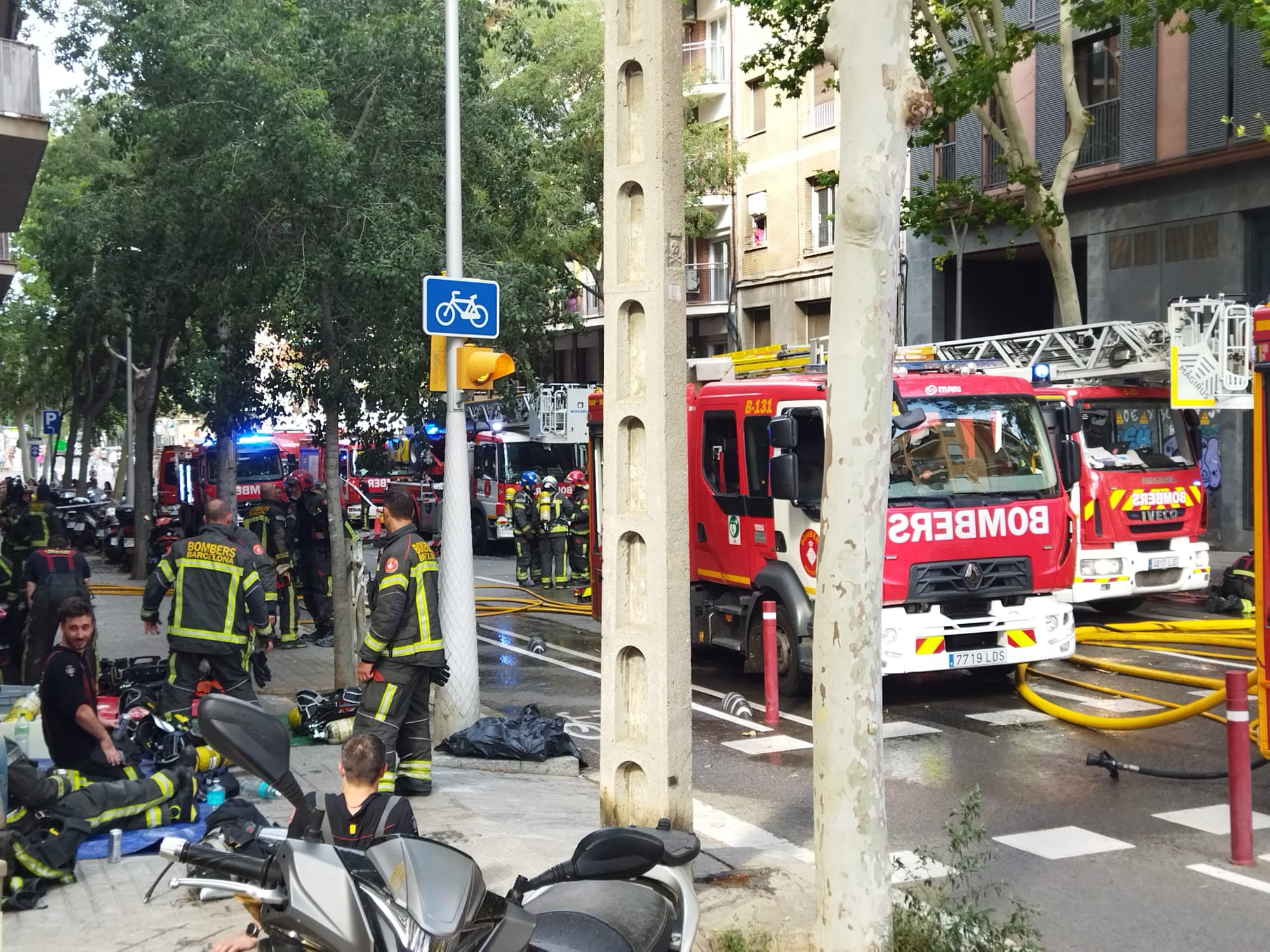 Camió dels Bombers davant de l'edifici cremat al carrer Indústria / Jordi Subirana