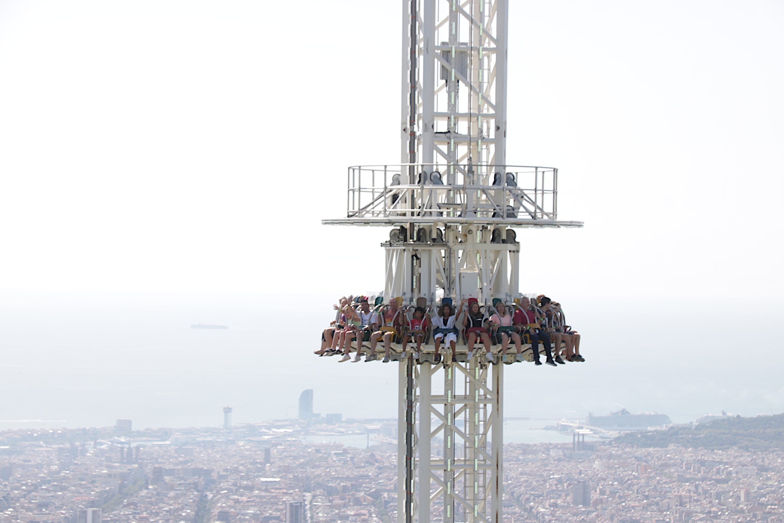 Les vistes de la 'Merlí' captiven els vistents del Tibidabo / Norma Vidal (ACN)