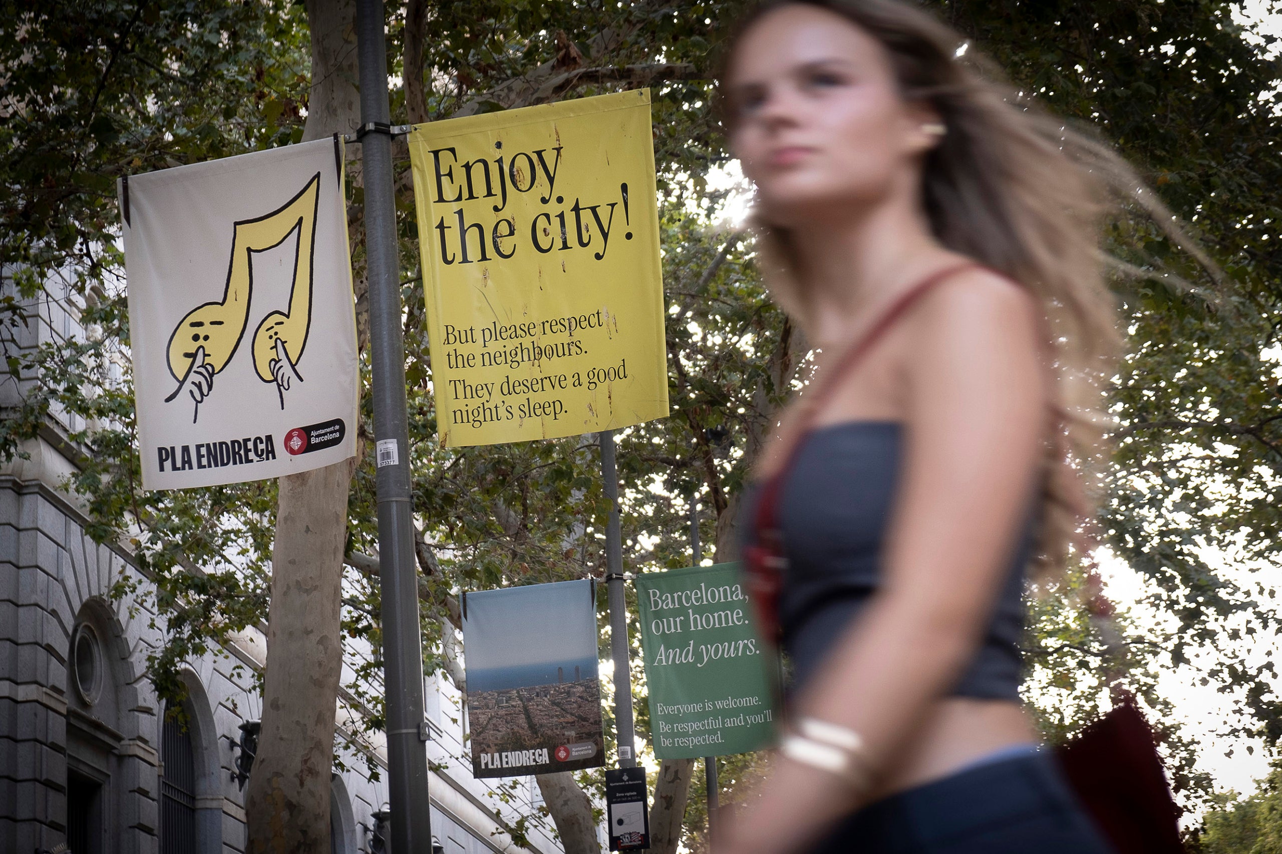 Cartells publiciten el Pla Endreça Barcelona al Portal de l'Àngel.
21.07.2024, Barcelona
foto: Jordi Play