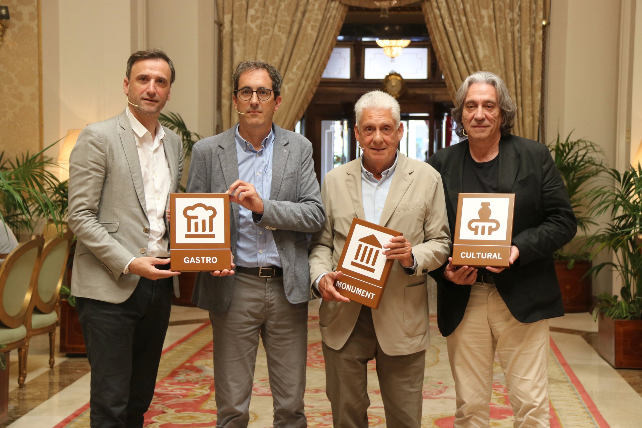 El director general del Gremi d'Hotels, Manel Casals; el director de l'Agència Catalana de Turisme, Narcís Ferrer; el president del gremi, Jordi Clos; i el regidor de l'Ajuntament de Barcelona, Xavier Marcé, amb les tres distincions hoteleres / ACN