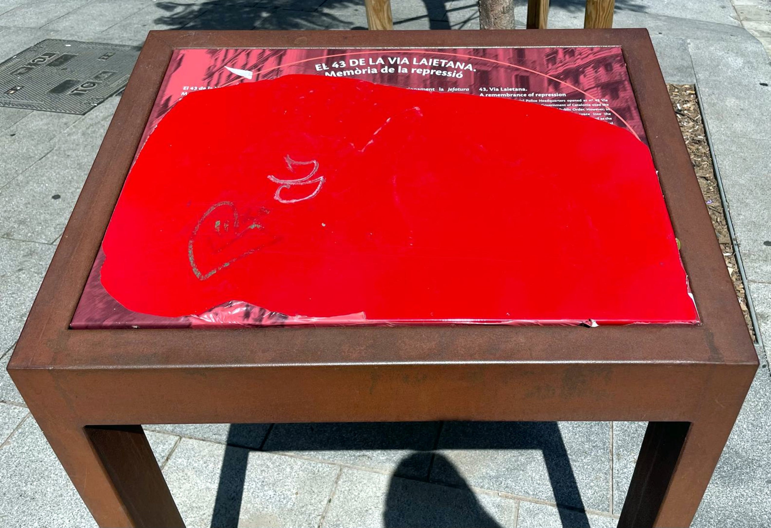 El faristol de memòria democràtica de Via Laietana / ACN