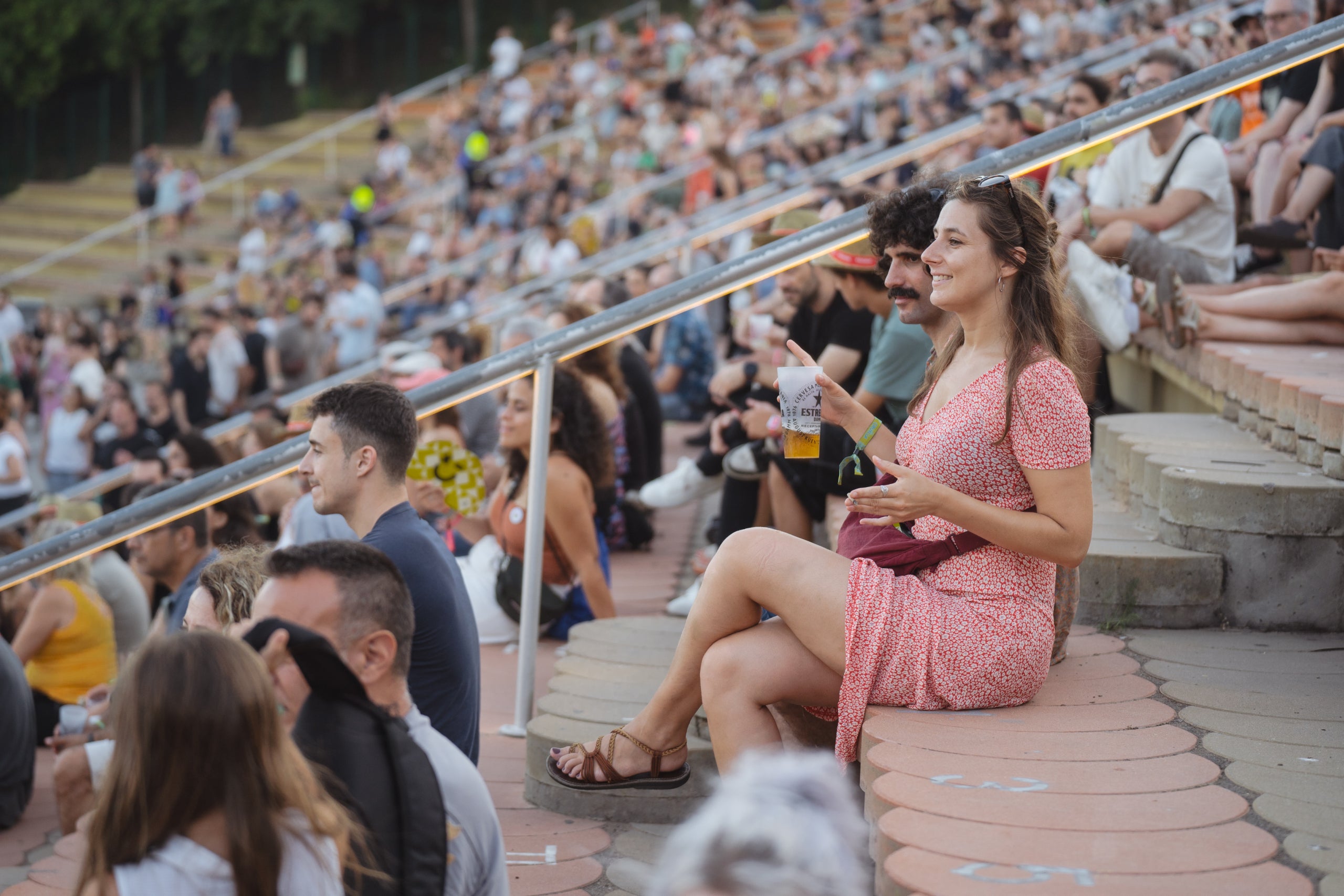 Diverses persones mirant l'actuació d'Albert Pla al Festival Cruïlla | Marc Font (ACN)