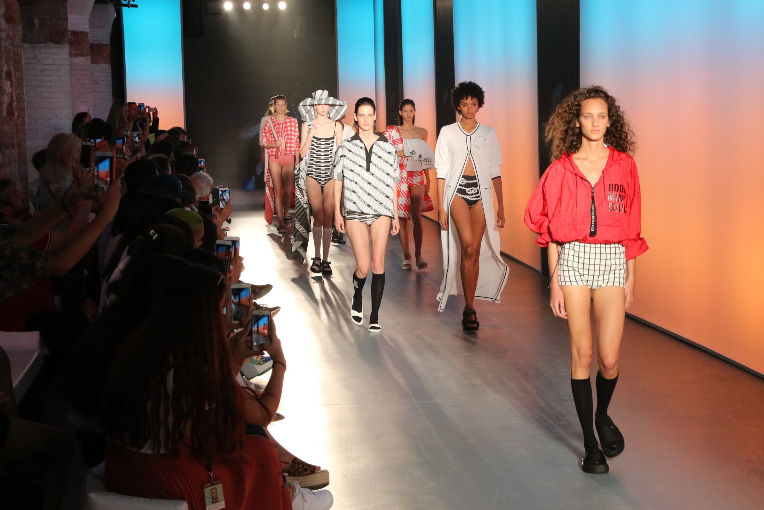 Un grup de models durant la desfilada d'Escorpion al 080 Barcelona Fashion al Recinte Modernista de Sant Pau, el 25 de juny de 2019 / ACN