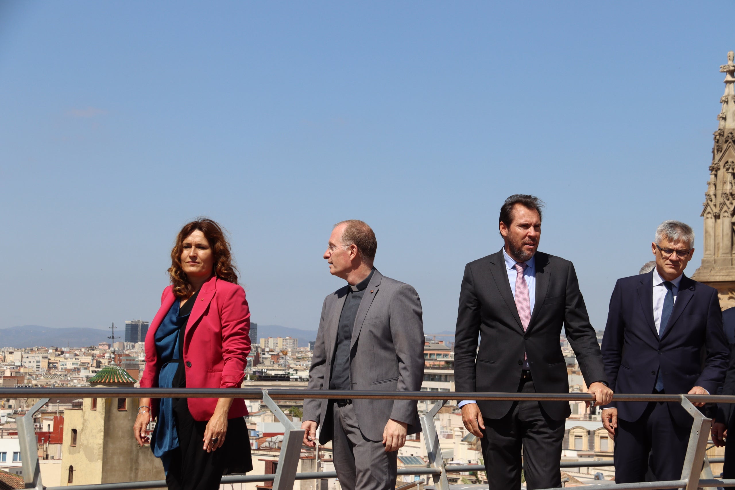 La vicepresidenta Vilagrà juntament amb el ministre Puente, el cardenal Omella i el degà de la catedral Santiago Bueno / ACN