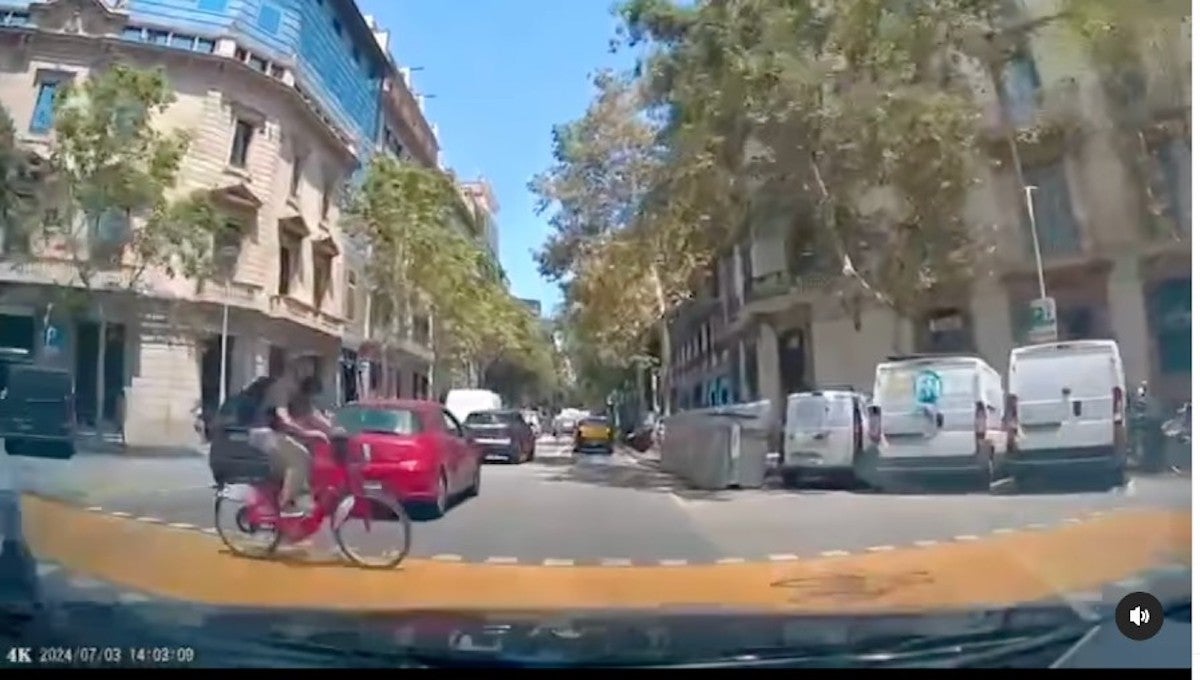 El ciclista amb el vehicle del Bicing, abans de tenir l'accident amb el taxi / Élite Taxi