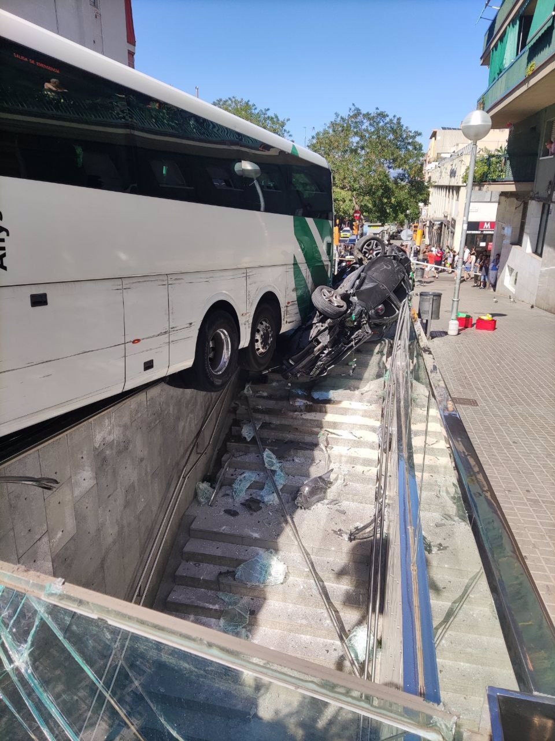 L'accident de l'autocar, encastat a la parada del metro de l'L5 del Carmel / Bombers de Barcelona
