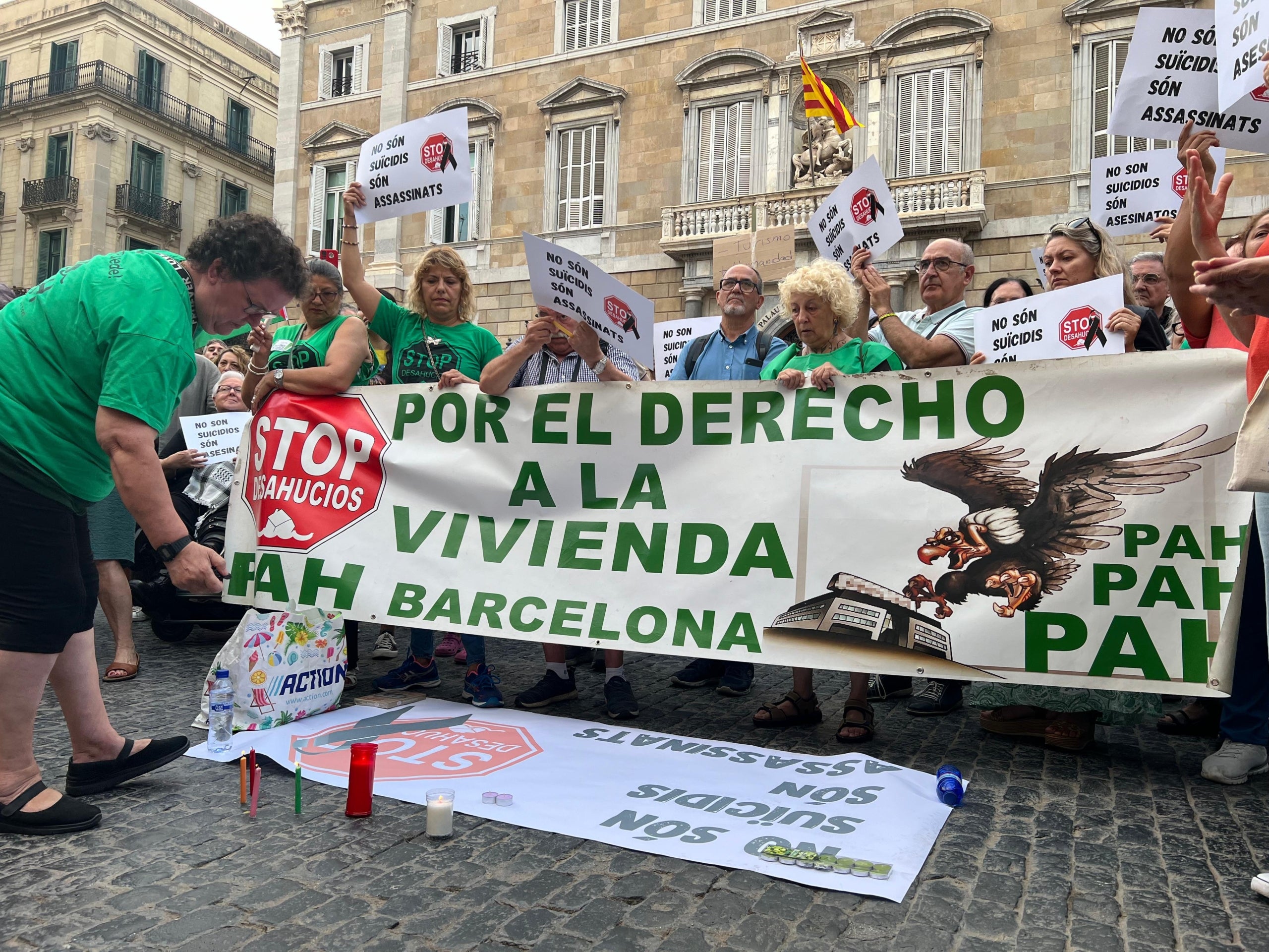 Protesta a la plaça Sant Jaume de Barcelona contra els desnonaments després del suïcidi de dues germanes hores abans que les fessin fora del pis on vivien / ACN (Norma Vidal)